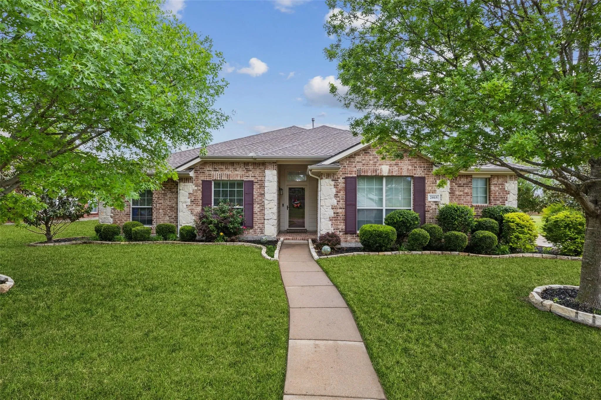 Single Family Residence For Sale in Kaufman County , 2015 Sumac Drive, Forney, Texas 75126, 3 Bedroom, 2 Bathroom, 2 Garage spaces, 2,600 Sqft, built in 2004, mls#21091951, Real Estate Agent in Forney, Homes For Sale in Kaufman county, Homes For Sale in Forney, Realtor in Forney Texas, Real Estate Brokerage Independent Realty Texas, Luminita Cordes Realtor