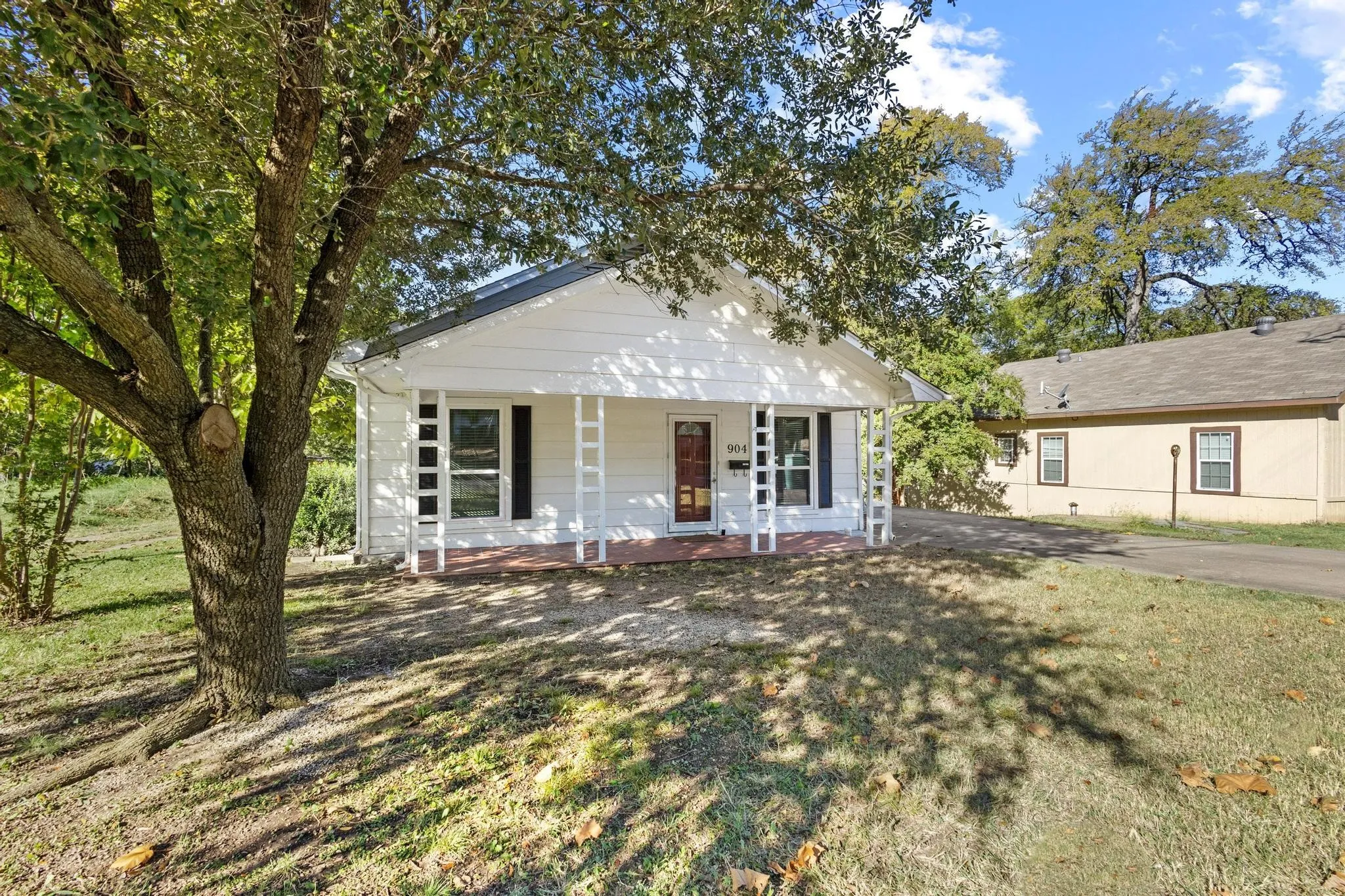 Single Family Residence For Sale in Grayson County , 904 S Gribble Street, Sherman, Texas 75090, 4 Bedroom, 2 Bathroom, Garage spaces, 1,630 Sqft, built in 1930, Preowned, mls#21091089, Real Estate Agent in Sherman, Homes For Sale in Grayson county, Homes For Sale in Sherman, Realtor in Sherman Texas, Real Estate Brokerage Independent Realty Texas, Luminita Cordes Realtor