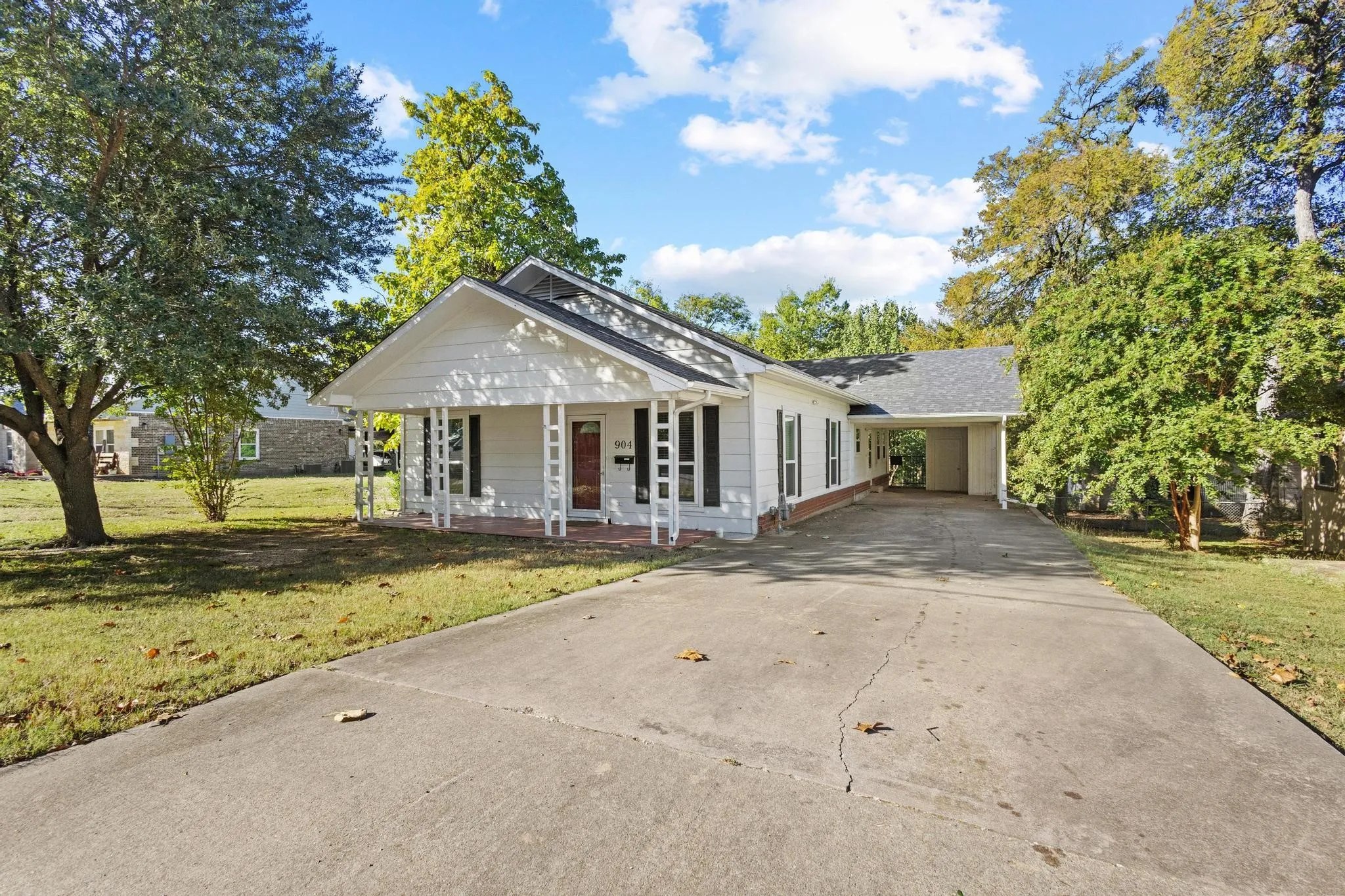 Single Family Residence For Sale in Grayson County , 904 S Gribble Street, Sherman, Texas 75090, 4 Bedroom, 2 Bathroom, Garage spaces, 1,630 Sqft, built in 1930, Preowned, mls#21091089, Real Estate Agent in Sherman, Homes For Sale in Grayson county, Homes For Sale in Sherman, Realtor in Sherman Texas, Real Estate Brokerage Independent Realty Texas, Luminita Cordes Realtor