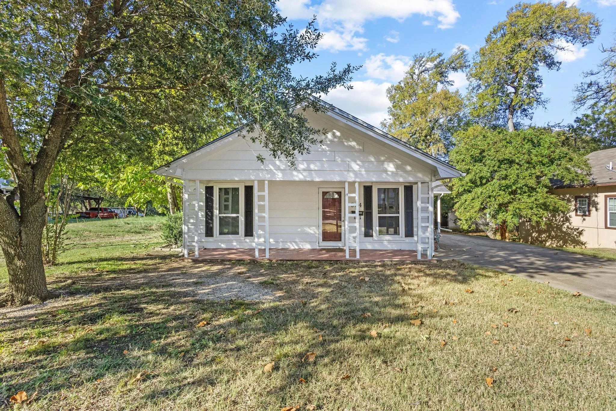 Single Family Residence For Sale in Grayson County , 904 S Gribble Street, Sherman, Texas 75090, 4 Bedroom, 2 Bathroom, Garage spaces, 1,630 Sqft, built in 1930, Preowned, mls#21091089, Real Estate Agent in Sherman, Homes For Sale in Grayson county, Homes For Sale in Sherman, Realtor in Sherman Texas, Real Estate Brokerage Independent Realty Texas, Luminita Cordes Realtor