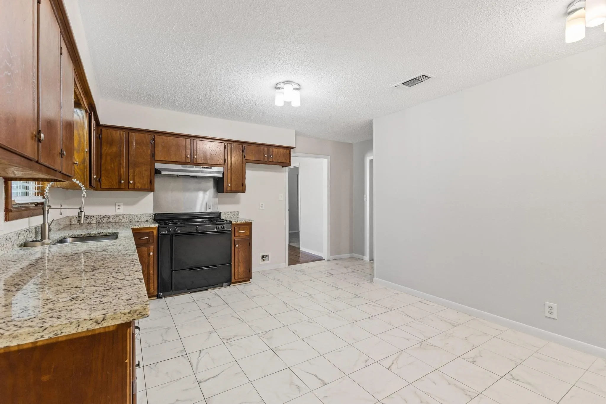 Single Family Residence For Sale in Grayson County , 904 S Gribble Street, Sherman, Texas 75090, 4 Bedroom, 2 Bathroom, Garage spaces, 1,630 Sqft, built in 1930, Preowned, mls#21091089, Real Estate Agent in Sherman, Homes For Sale in Grayson county, Homes For Sale in Sherman, Realtor in Sherman Texas, Real Estate Brokerage Independent Realty Texas, Luminita Cordes Realtor
