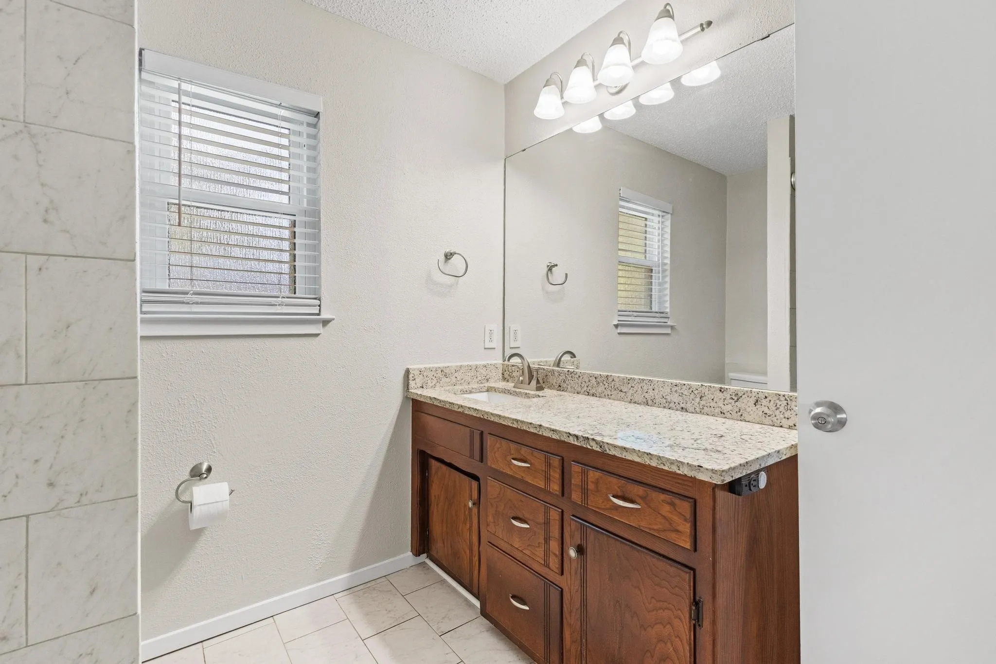 Single Family Residence For Sale in Grayson County , 904 S Gribble Street, Sherman, Texas 75090, 4 Bedroom, 2 Bathroom, Garage spaces, 1,630 Sqft, built in 1930, Preowned, mls#21091089, Real Estate Agent in Sherman, Homes For Sale in Grayson county, Homes For Sale in Sherman, Realtor in Sherman Texas, Real Estate Brokerage Independent Realty Texas, Luminita Cordes Realtor