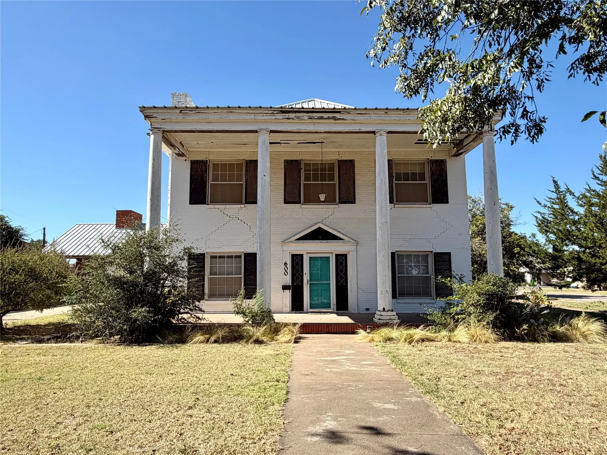 Single Family Residence For Sale in Hardeman County , 600 Mercer Street, Quanah, Texas 79252, 5 Bedroom, 3 Bathroom, 2 Garage spaces, 3,570 Sqft, built in 1902, mls#21093207, Real Estate Agent in Quanah, Homes For Sale in Hardeman county, Homes For Sale in Quanah, Realtor in Quanah Texas, Real Estate Brokerage Independent Realty Texas, Luminita Cordes Realtor