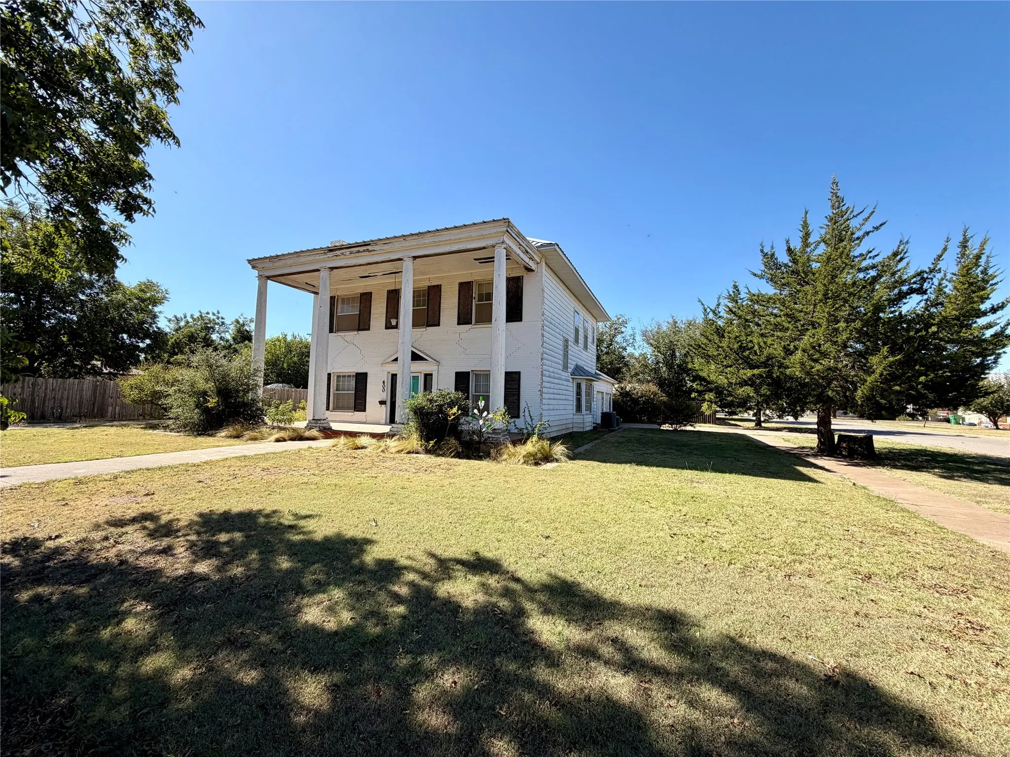 Single Family Residence For Sale in Hardeman County , 600 Mercer Street, Quanah, Texas 79252, 5 Bedroom, 3 Bathroom, 2 Garage spaces, 3,570 Sqft, built in 1902, mls#21093207, Real Estate Agent in Quanah, Homes For Sale in Hardeman county, Homes For Sale in Quanah, Realtor in Quanah Texas, Real Estate Brokerage Independent Realty Texas, Luminita Cordes Realtor