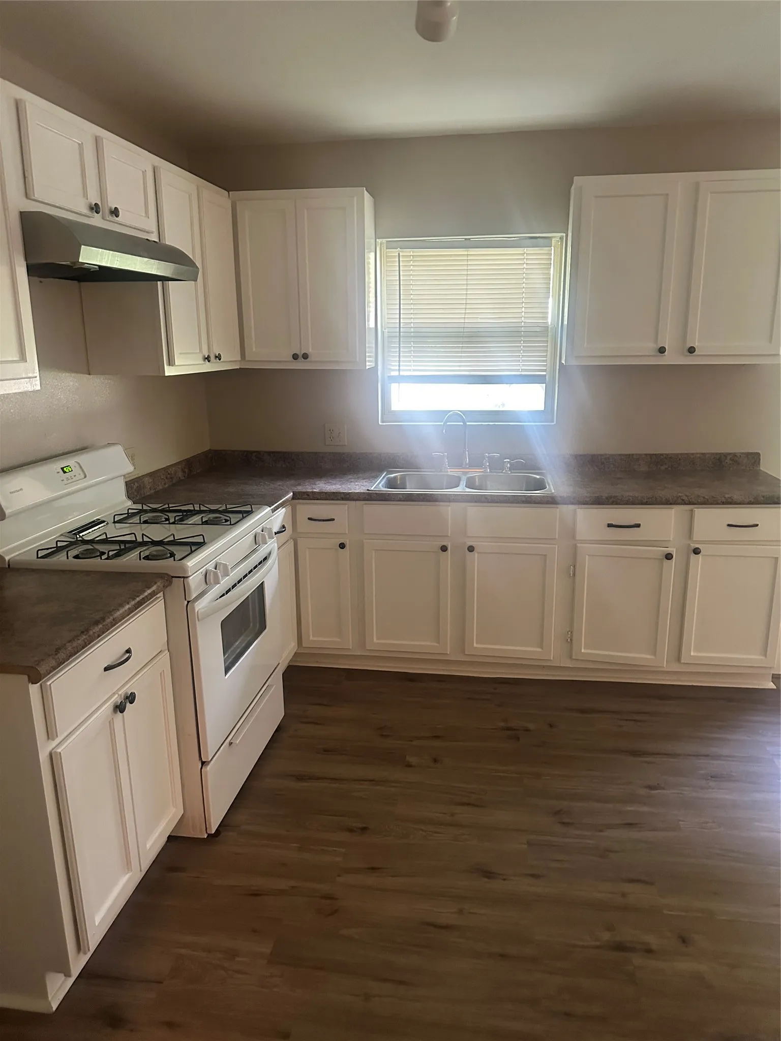 Single Family Residence For Rent in Montague County , 701 Hulme Street, Bowie, Texas 76230, 4 Bedroom, 2 Bathroom, 2 Garage spaces, 2,212 Sqft, built in 1950, mls#21093260, Real Estate Agent in Bowie, Homes For Rent in Montague county, Homes For Rent in Bowie, Realtor in Bowie Texas, Real Estate Brokerage Independent Realty Texas, Luminita Cordes Realtor