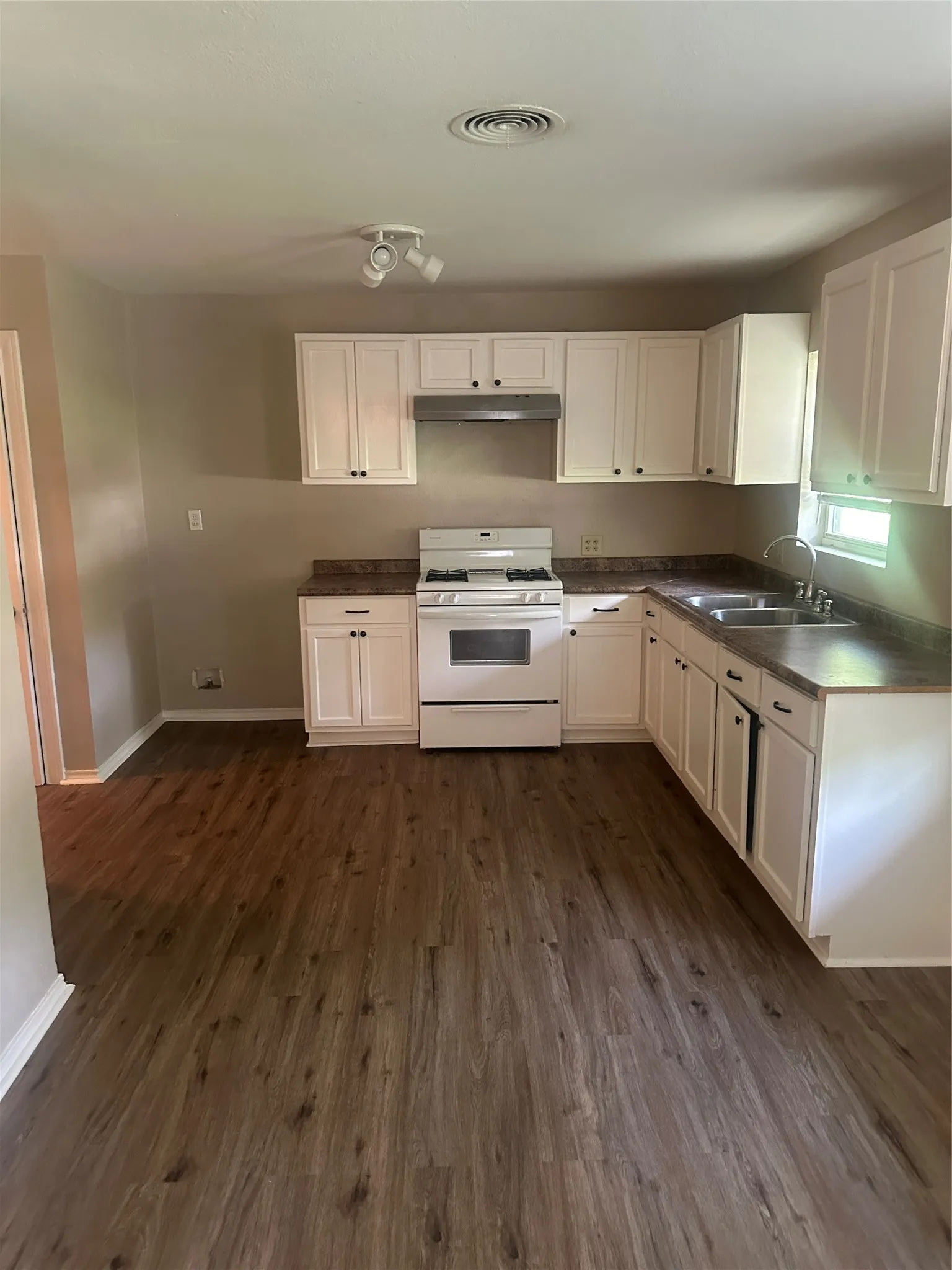 Single Family Residence For Rent in Montague County , 701 Hulme Street, Bowie, Texas 76230, 4 Bedroom, 2 Bathroom, 2 Garage spaces, 2,212 Sqft, built in 1950, mls#21093260, Real Estate Agent in Bowie, Homes For Rent in Montague county, Homes For Rent in Bowie, Realtor in Bowie Texas, Real Estate Brokerage Independent Realty Texas, Luminita Cordes Realtor