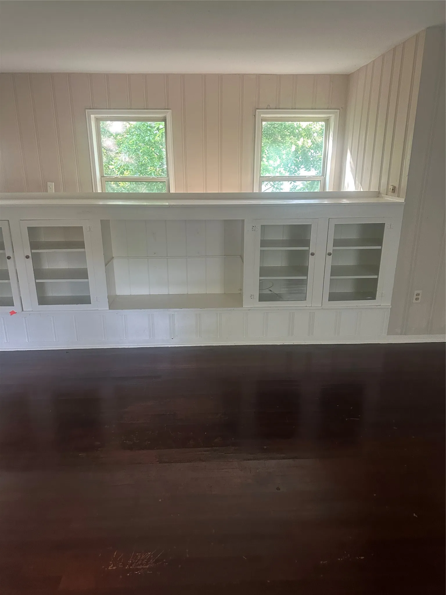Single Family Residence For Rent in Montague County , 701 Hulme Street, Bowie, Texas 76230, 4 Bedroom, 2 Bathroom, 2 Garage spaces, 2,212 Sqft, built in 1950, mls#21093260, Real Estate Agent in Bowie, Homes For Rent in Montague county, Homes For Rent in Bowie, Realtor in Bowie Texas, Real Estate Brokerage Independent Realty Texas, Luminita Cordes Realtor