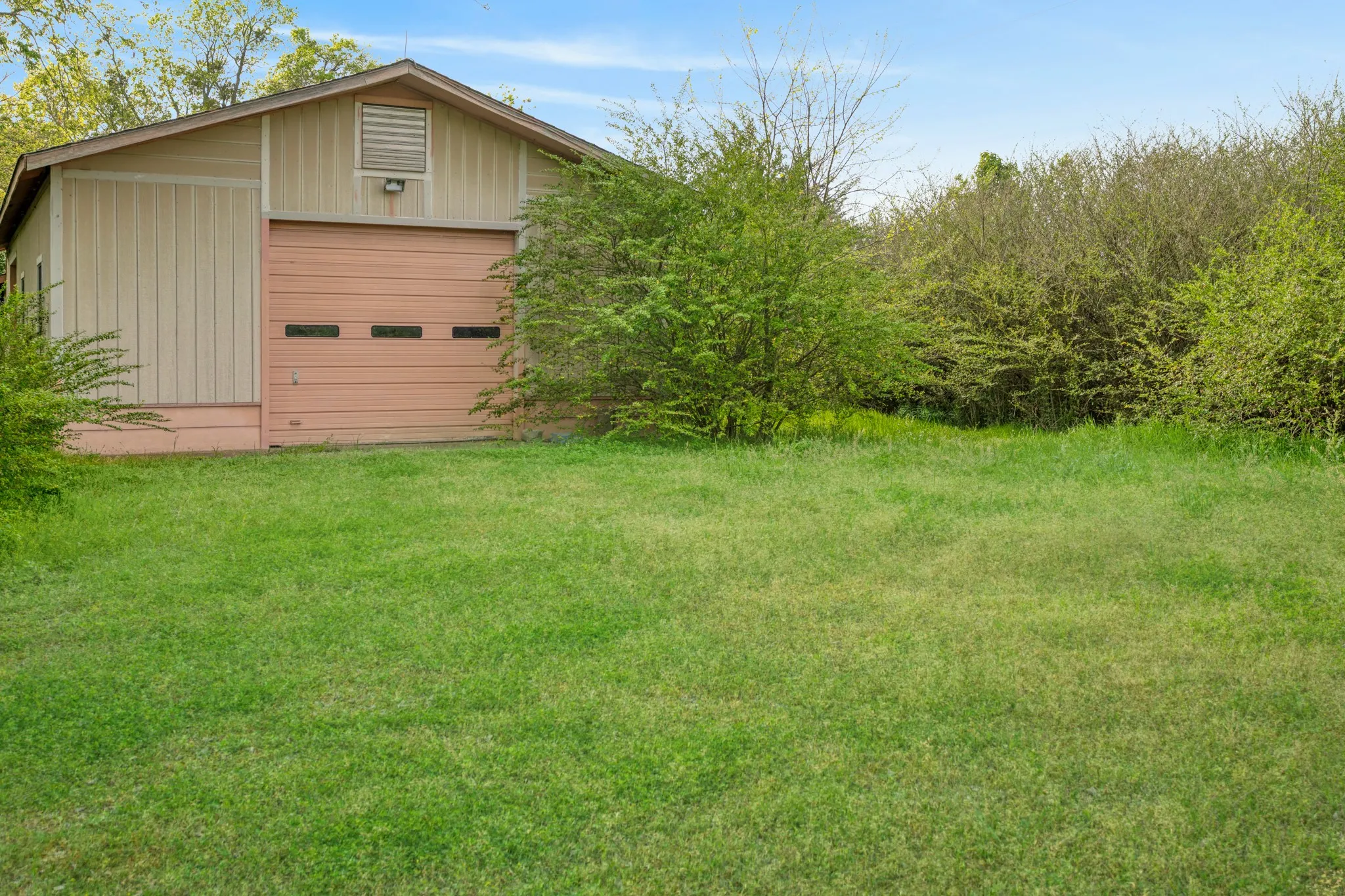 Farm For Sale in Hunt County , 6559 FM 2068, Commerce, Texas 75428, 3 Bedroom, 2 Bathroom, Garage spaces, 2,614 Sqft, built in 2007, mls#21093375, Real Estate Agent in Commerce, Homes For Sale in Hunt county, Homes For Sale in Commerce, Realtor in Commerce Texas, Real Estate Brokerage Independent Realty Texas, Luminita Cordes Realtor
