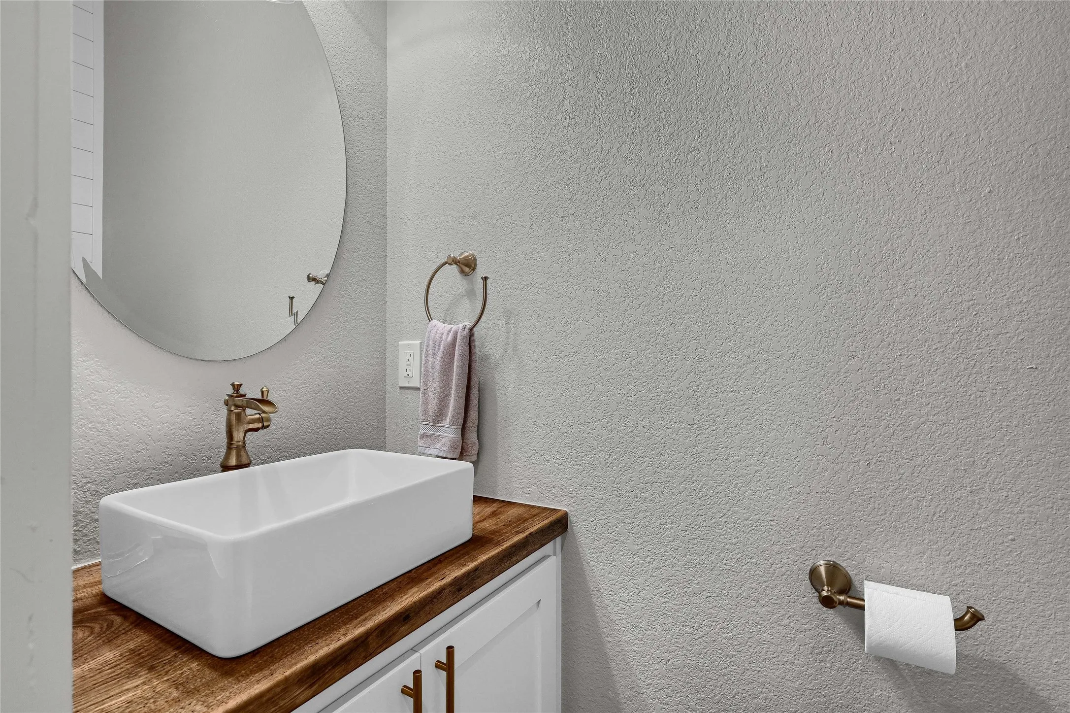 Single Family Residence For Sale in Grayson County , 1553 South Road, Whitesboro, Texas 76273, 3 Bedrooms, 3 Bathrooms, 2 Garage spaces, 2,129 Sqft, built in 2022, Price $620,000, mls#21092608, Real Estate Agent in Whitesboro, Homes For Sale in Grayson county, Homes For Sale in Whitesboro, Realtor in Whitesboro Texas, Real Estate Brokerage Independent Realty Texas, Luminita Cordes Realtor