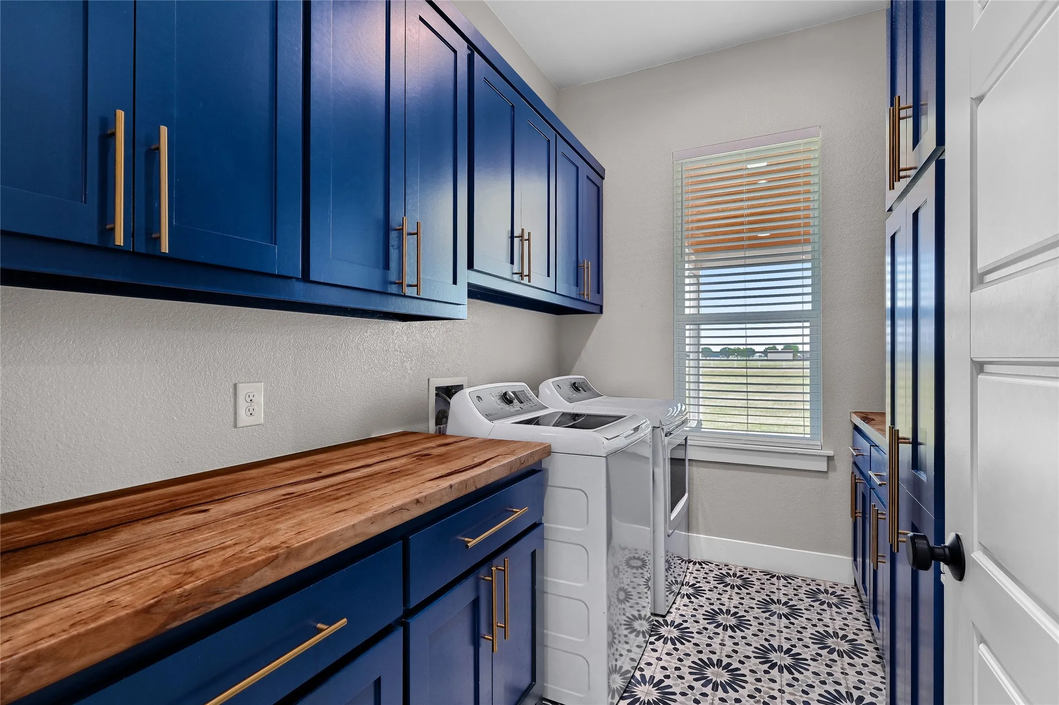 Single Family Residence For Sale in Grayson County , 1553 South Road, Whitesboro, Texas 76273, 3 Bedrooms, 3 Bathrooms, 2 Garage spaces, 2,129 Sqft, built in 2022, Price $620,000, mls#21092608, Real Estate Agent in Whitesboro, Homes For Sale in Grayson county, Homes For Sale in Whitesboro, Realtor in Whitesboro Texas, Real Estate Brokerage Independent Realty Texas, Luminita Cordes Realtor