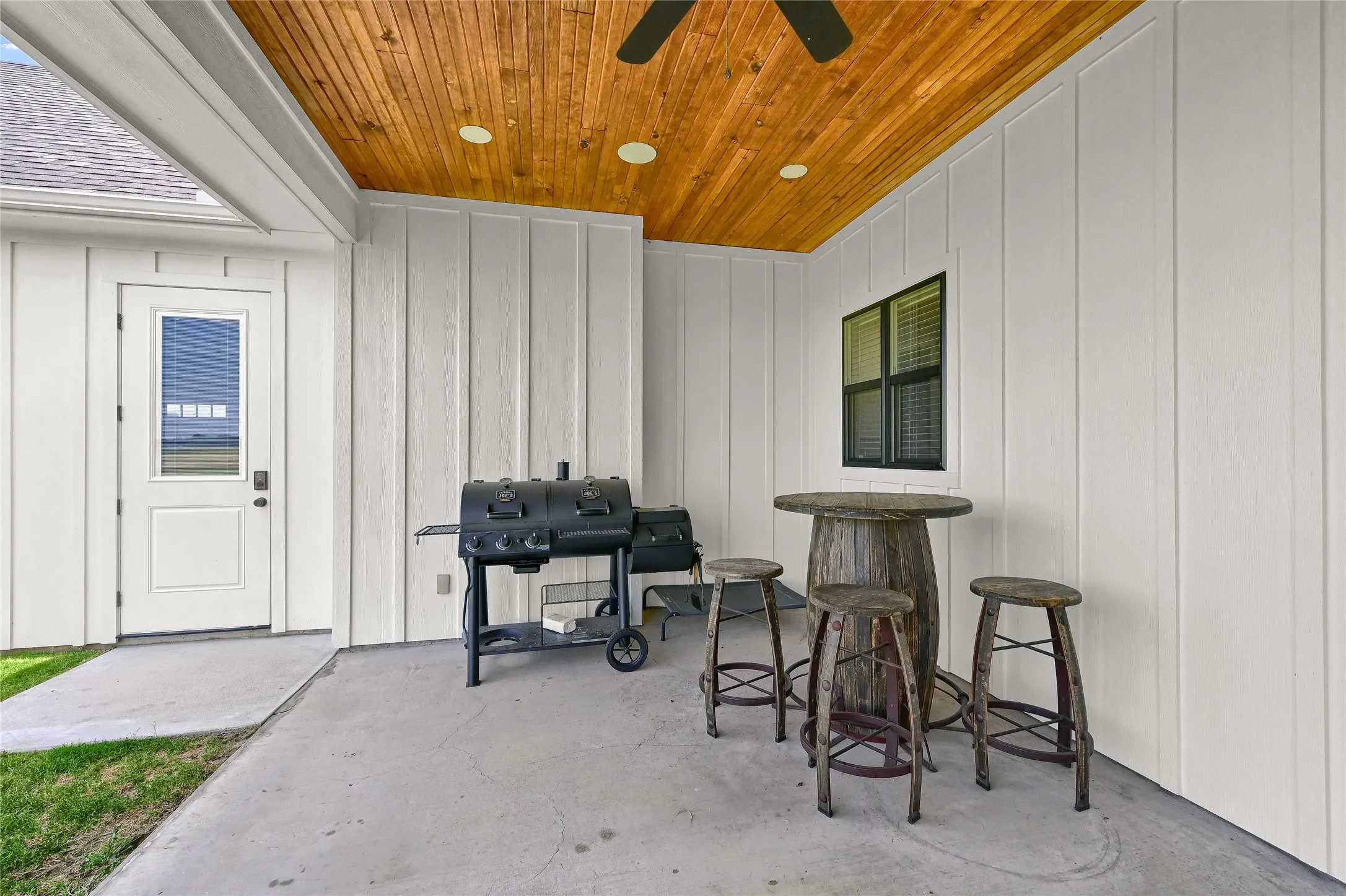 Single Family Residence For Sale in Grayson County , 1553 South Road, Whitesboro, Texas 76273, 3 Bedrooms, 3 Bathrooms, 2 Garage spaces, 2,129 Sqft, built in 2022, Price $620,000, mls#21092608, Real Estate Agent in Whitesboro, Homes For Sale in Grayson county, Homes For Sale in Whitesboro, Realtor in Whitesboro Texas, Real Estate Brokerage Independent Realty Texas, Luminita Cordes Realtor