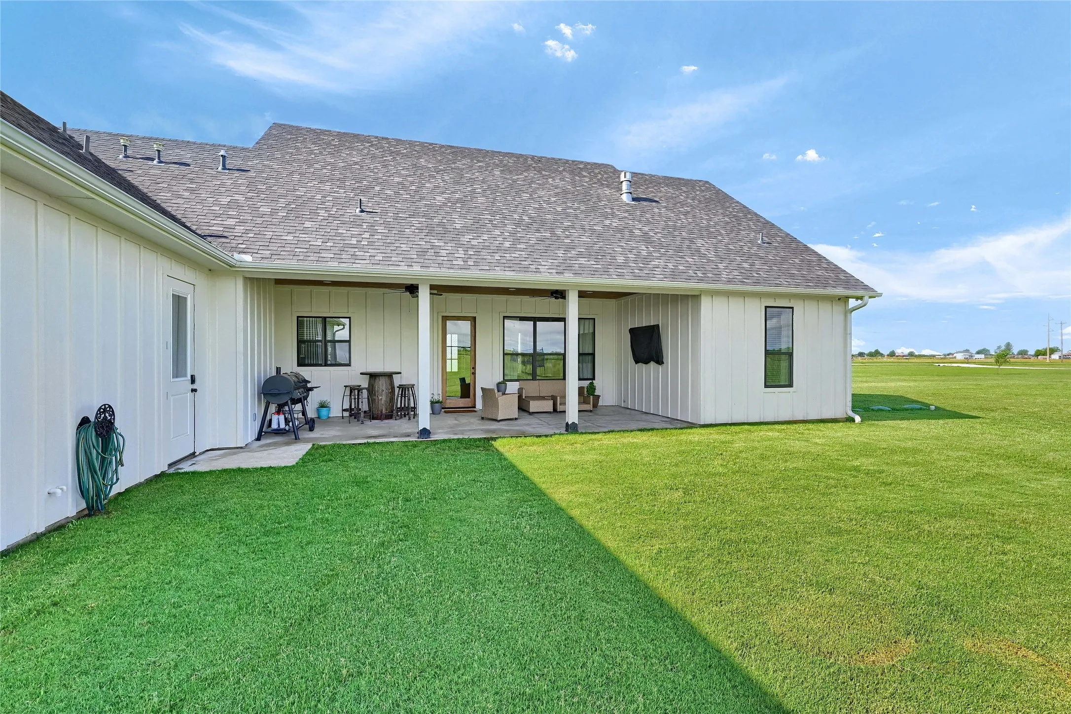 Single Family Residence For Sale in Grayson County , 1553 South Road, Whitesboro, Texas 76273, 3 Bedrooms, 3 Bathrooms, 2 Garage spaces, 2,129 Sqft, built in 2022, Price $620,000, mls#21092608, Real Estate Agent in Whitesboro, Homes For Sale in Grayson county, Homes For Sale in Whitesboro, Realtor in Whitesboro Texas, Real Estate Brokerage Independent Realty Texas, Luminita Cordes Realtor
