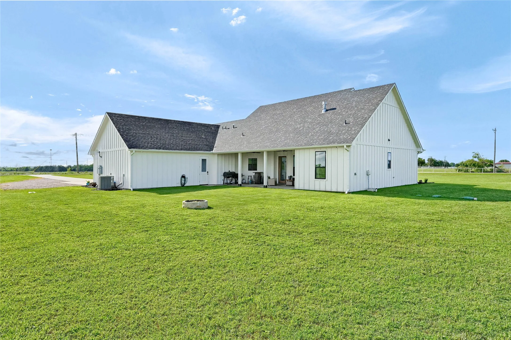 Single Family Residence For Sale in Grayson County , 1553 South Road, Whitesboro, Texas 76273, 3 Bedrooms, 3 Bathrooms, 2 Garage spaces, 2,129 Sqft, built in 2022, Price $620,000, mls#21092608, Real Estate Agent in Whitesboro, Homes For Sale in Grayson county, Homes For Sale in Whitesboro, Realtor in Whitesboro Texas, Real Estate Brokerage Independent Realty Texas, Luminita Cordes Realtor