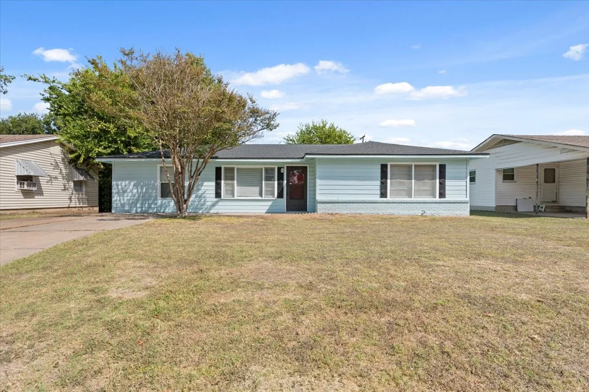 Single Family Residence For Sale in Mc Lennan County , 2424 S 26th Street, Waco, Texas 76706, 3 Bedroom, 2 Bathroom, Garage spaces, 1,442 Sqft, built in 1957, mls#21092643, Real Estate Agent in Waco, Homes For Sale in Mc Lennan county, Homes For Sale in Waco, Realtor in Waco Texas, Real Estate Brokerage Independent Realty Texas, Luminita Cordes Realtor
