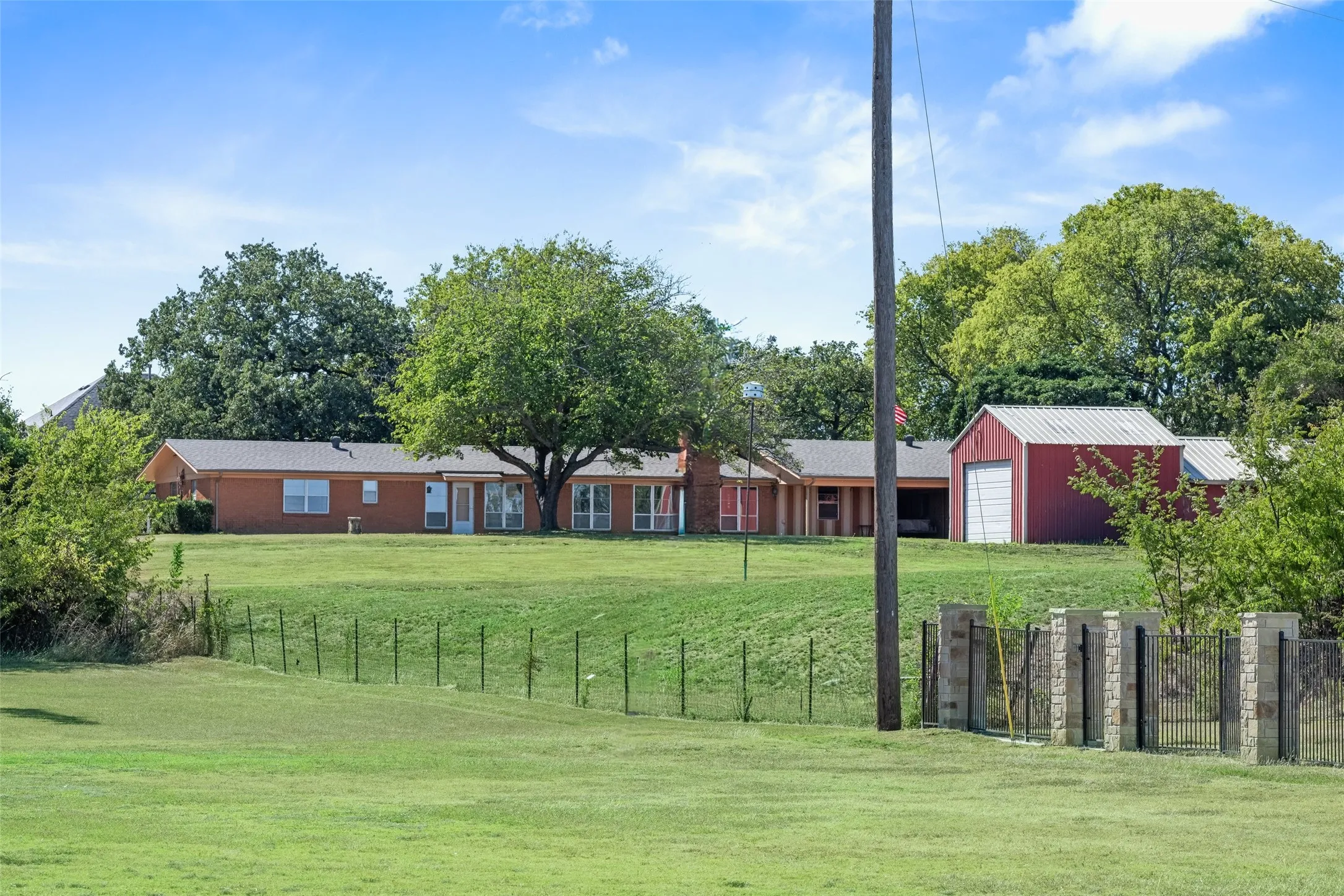 Single Family Residence For Sale in Tarrant County , 3055 Midway Road, Grapevine, Texas 76092, 3 Bedrooms, 2 Bathrooms, 1 Garage spaces, 2,652 Sqft, built in 1962, Preowned, Price $1,640,000, mls#21094324, Real Estate Agent in Grapevine, Homes For Sale in Tarrant county, Homes For Sale in Grapevine, Realtor in Grapevine Texas, Real Estate Brokerage Independent Realty Texas, Luminita Cordes Realtor