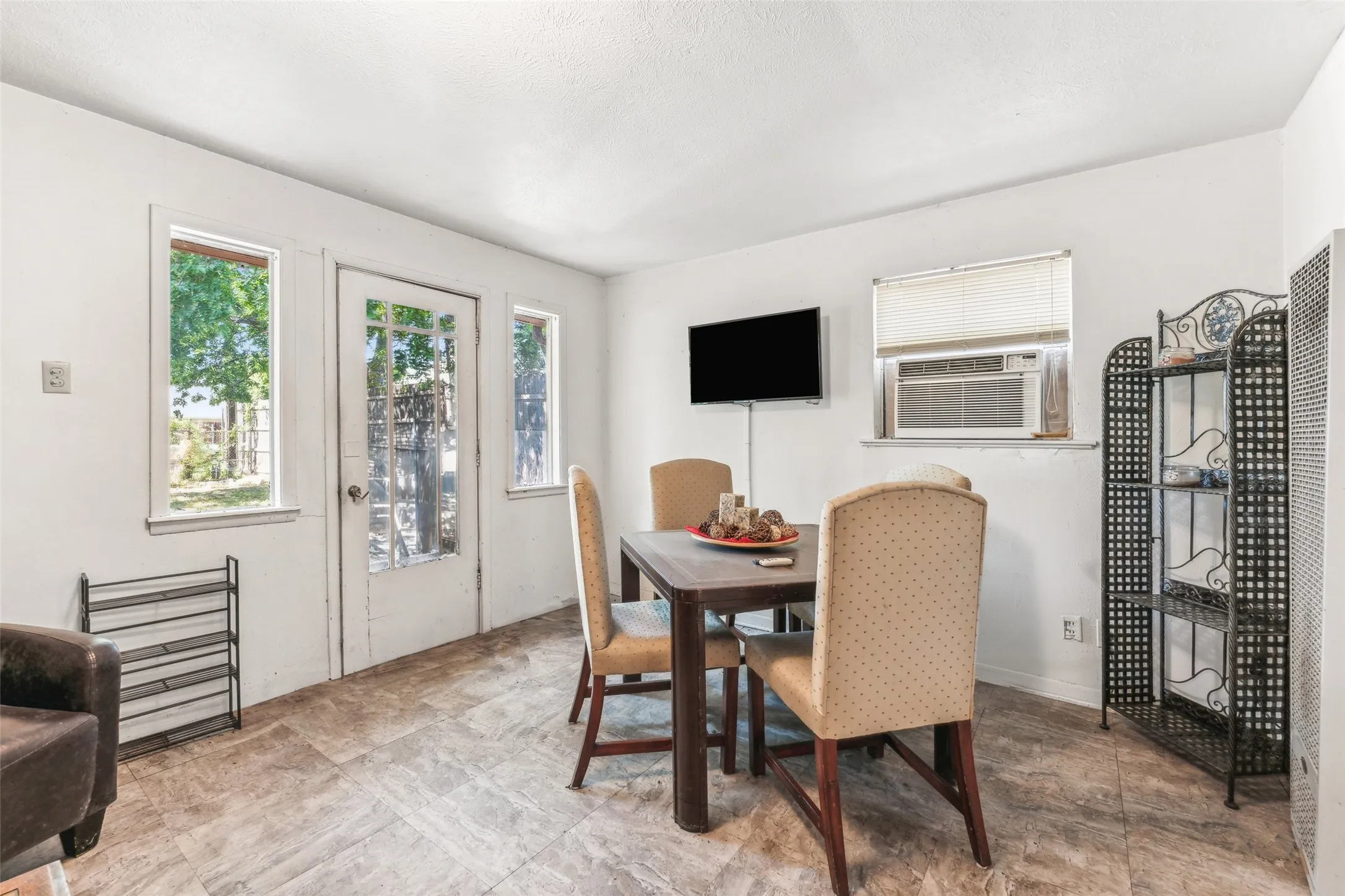 Dining room with a heating unit and cooling unit