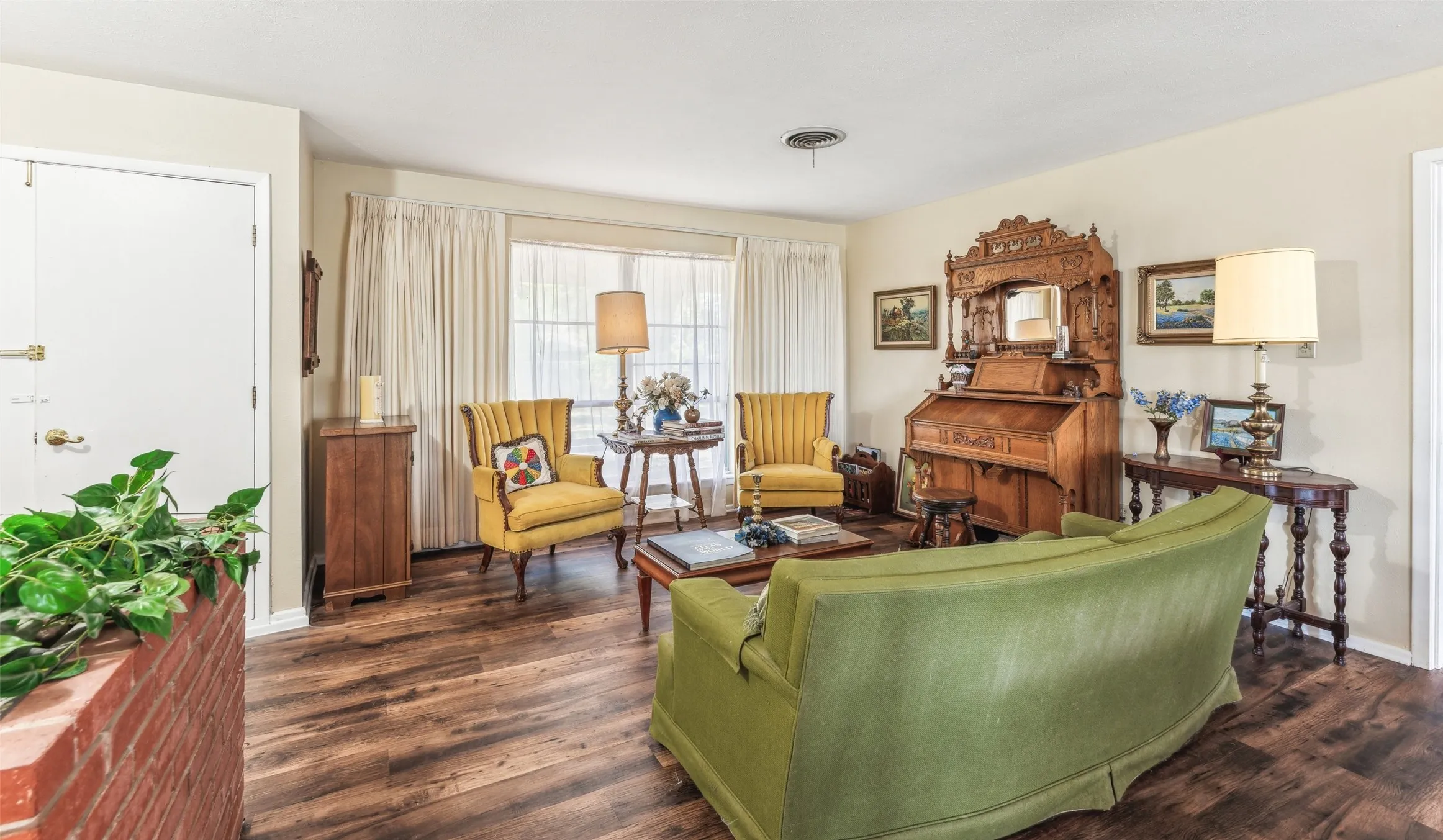 Living area with dark wood-type flooring and baseboards
