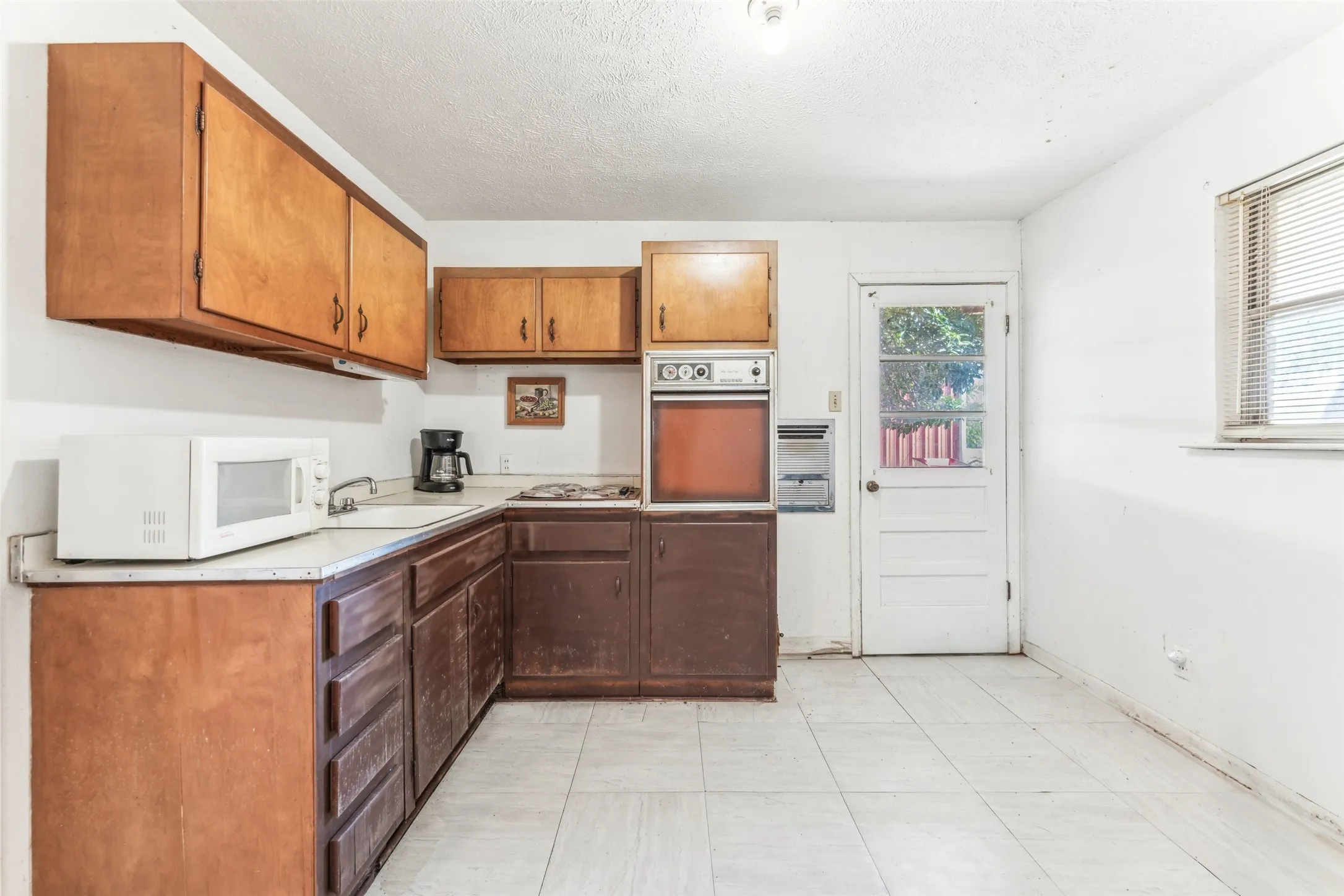 Single Family Residence For Sale in Tarrant County , 3055 Midway Road, Grapevine, Texas 76092, 3 Bedrooms, 2 Bathrooms, 1 Garage spaces, 2,652 Sqft, built in 1962, Preowned, Price $1,640,000, mls#21094324, Real Estate Agent in Grapevine, Homes For Sale in Tarrant county, Homes For Sale in Grapevine, Realtor in Grapevine Texas, Real Estate Brokerage Independent Realty Texas, Luminita Cordes Realtor