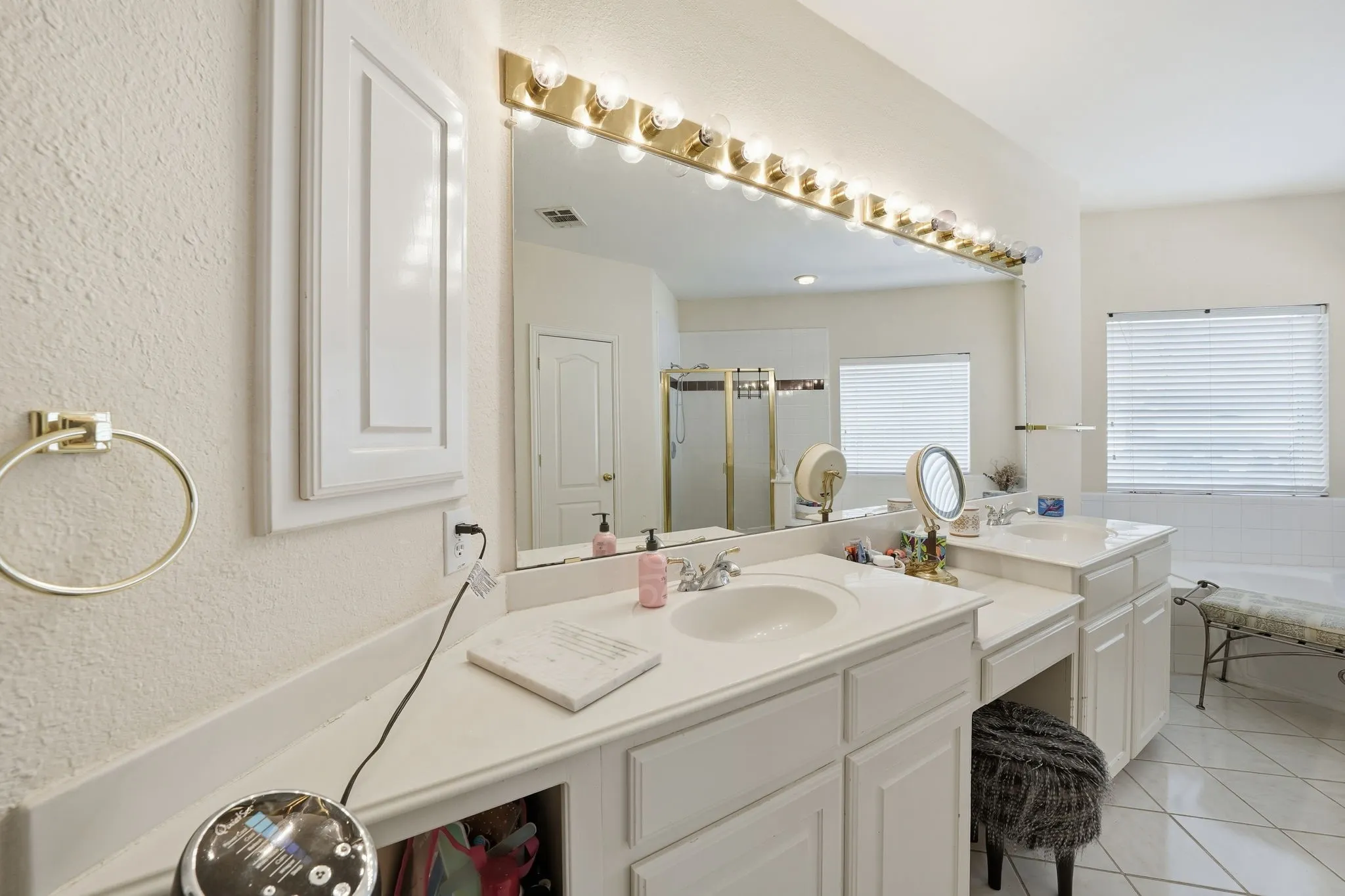 Single Family Residence For Sale in Tarrant County , 5010 Coventry Lane, Arlington, Texas 76017, 5 Bedrooms, 5 Bathrooms, 3 Garage spaces, 3,694 Sqft, built in 1999, Preowned, Price $473,900, mls#21092929, Real Estate Agent in Arlington, Homes For Sale in Tarrant county, Homes For Sale in Arlington, Realtor in Arlington Texas, Real Estate Brokerage Independent Realty Texas, Luminita Cordes Realtor