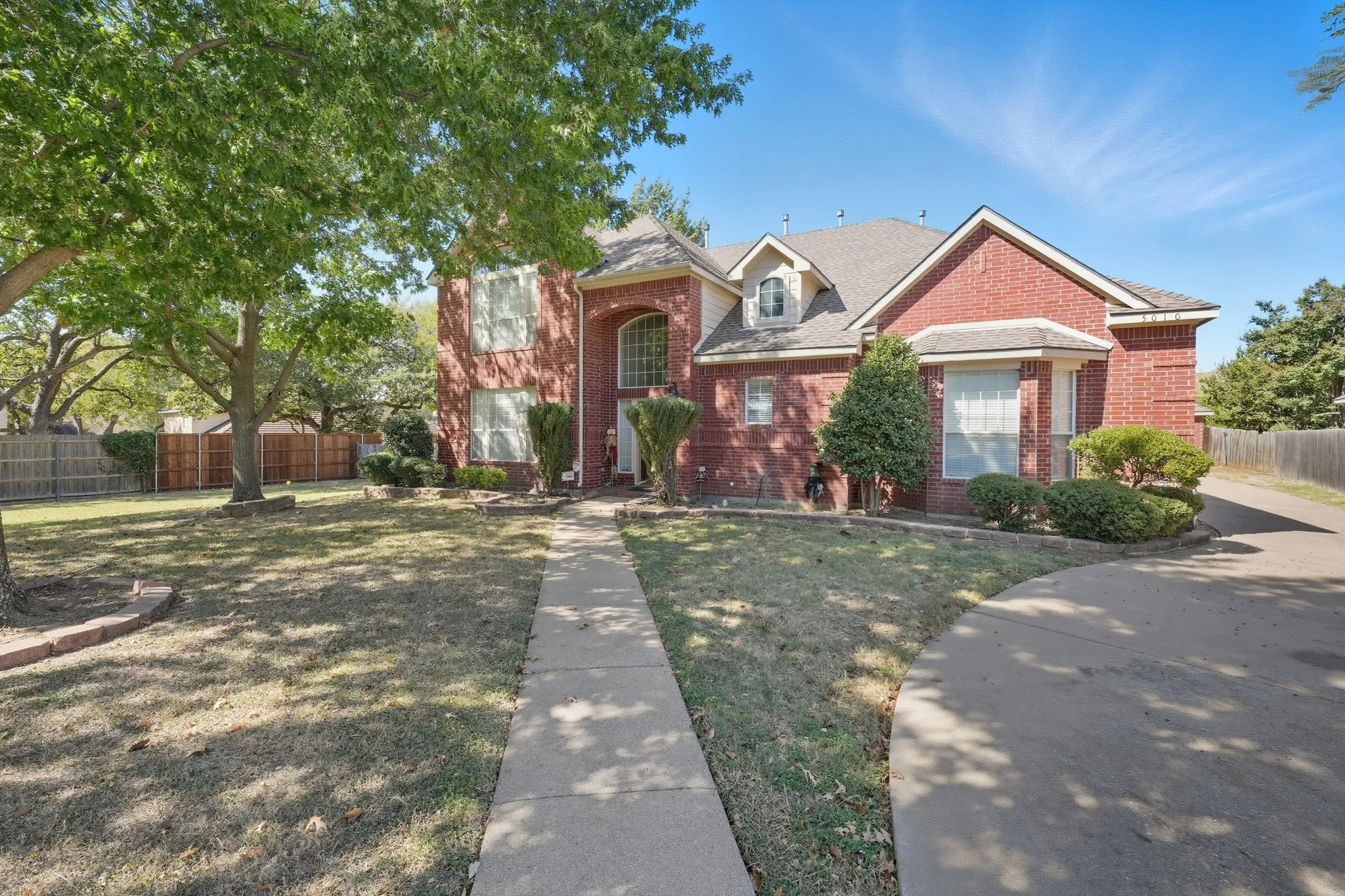 Single Family Residence For Sale in Tarrant County , 5010 Coventry Lane, Arlington, Texas 76017, 5 Bedrooms, 5 Bathrooms, 3 Garage spaces, 3,694 Sqft, built in 1999, Preowned, Price $473,900, mls#21092929, Real Estate Agent in Arlington, Homes For Sale in Tarrant county, Homes For Sale in Arlington, Realtor in Arlington Texas, Real Estate Brokerage Independent Realty Texas, Luminita Cordes Realtor