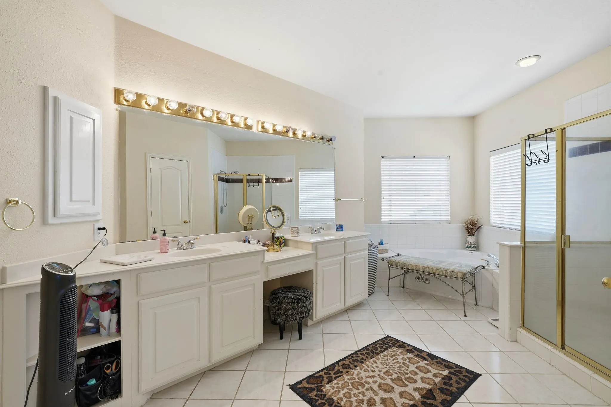 Single Family Residence For Sale in Tarrant County , 5010 Coventry Lane, Arlington, Texas 76017, 5 Bedrooms, 5 Bathrooms, 3 Garage spaces, 3,694 Sqft, built in 1999, Preowned, Price $473,900, mls#21092929, Real Estate Agent in Arlington, Homes For Sale in Tarrant county, Homes For Sale in Arlington, Realtor in Arlington Texas, Real Estate Brokerage Independent Realty Texas, Luminita Cordes Realtor