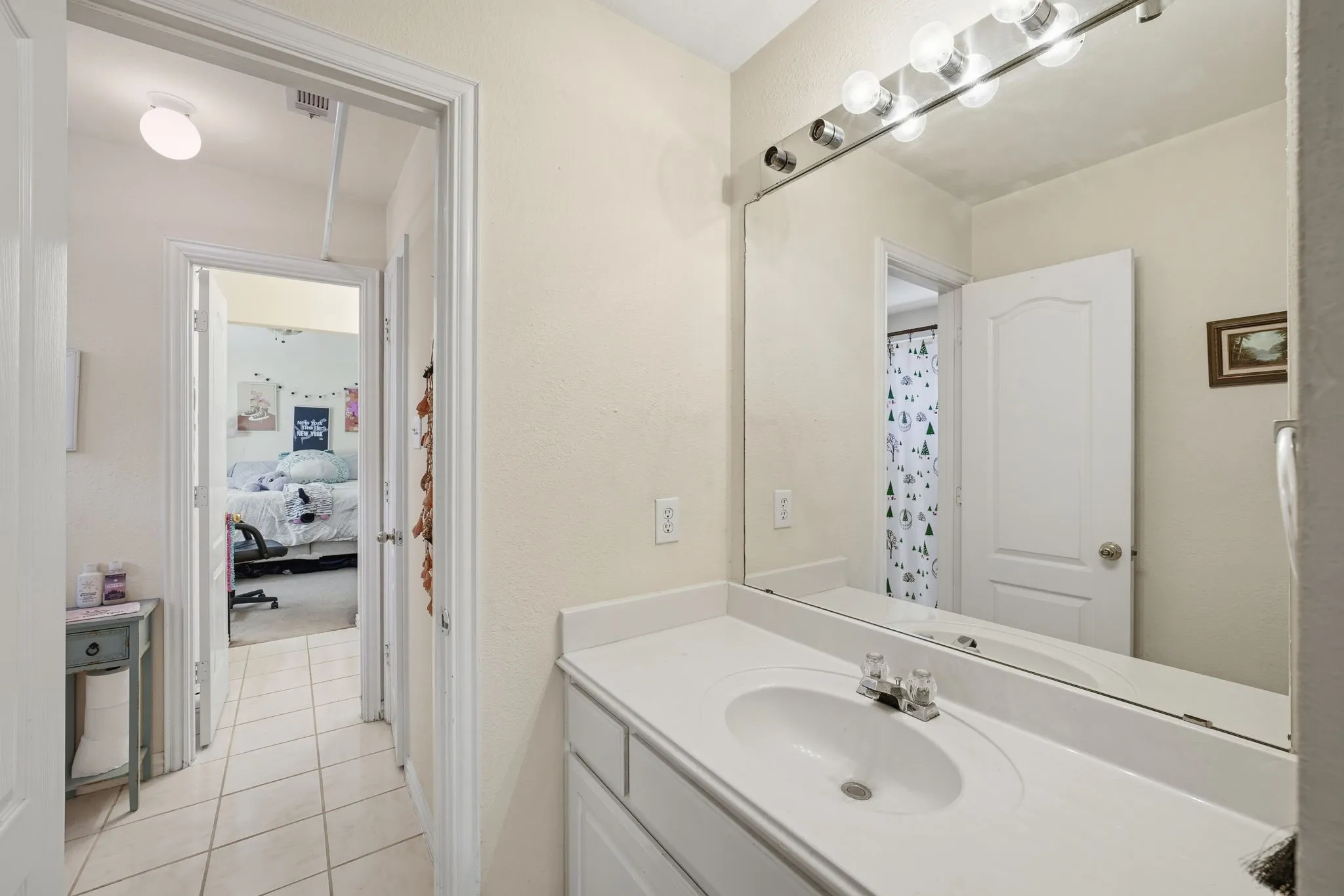 Single Family Residence For Sale in Tarrant County , 5010 Coventry Lane, Arlington, Texas 76017, 5 Bedrooms, 5 Bathrooms, 3 Garage spaces, 3,694 Sqft, built in 1999, Preowned, Price $473,900, mls#21092929, Real Estate Agent in Arlington, Homes For Sale in Tarrant county, Homes For Sale in Arlington, Realtor in Arlington Texas, Real Estate Brokerage Independent Realty Texas, Luminita Cordes Realtor