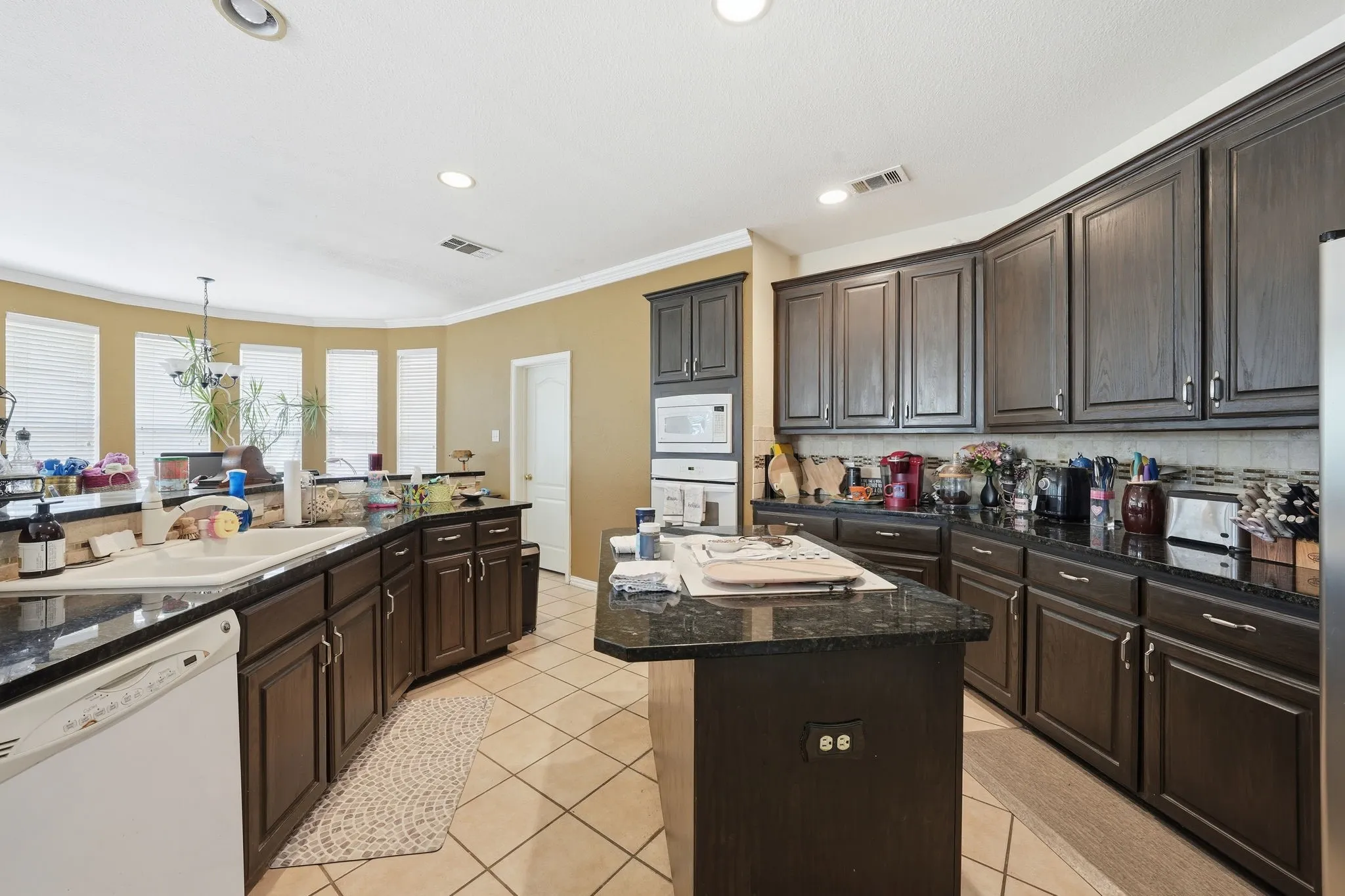 Single Family Residence For Sale in Tarrant County , 5010 Coventry Lane, Arlington, Texas 76017, 5 Bedrooms, 5 Bathrooms, 3 Garage spaces, 3,694 Sqft, built in 1999, Preowned, Price $473,900, mls#21092929, Real Estate Agent in Arlington, Homes For Sale in Tarrant county, Homes For Sale in Arlington, Realtor in Arlington Texas, Real Estate Brokerage Independent Realty Texas, Luminita Cordes Realtor