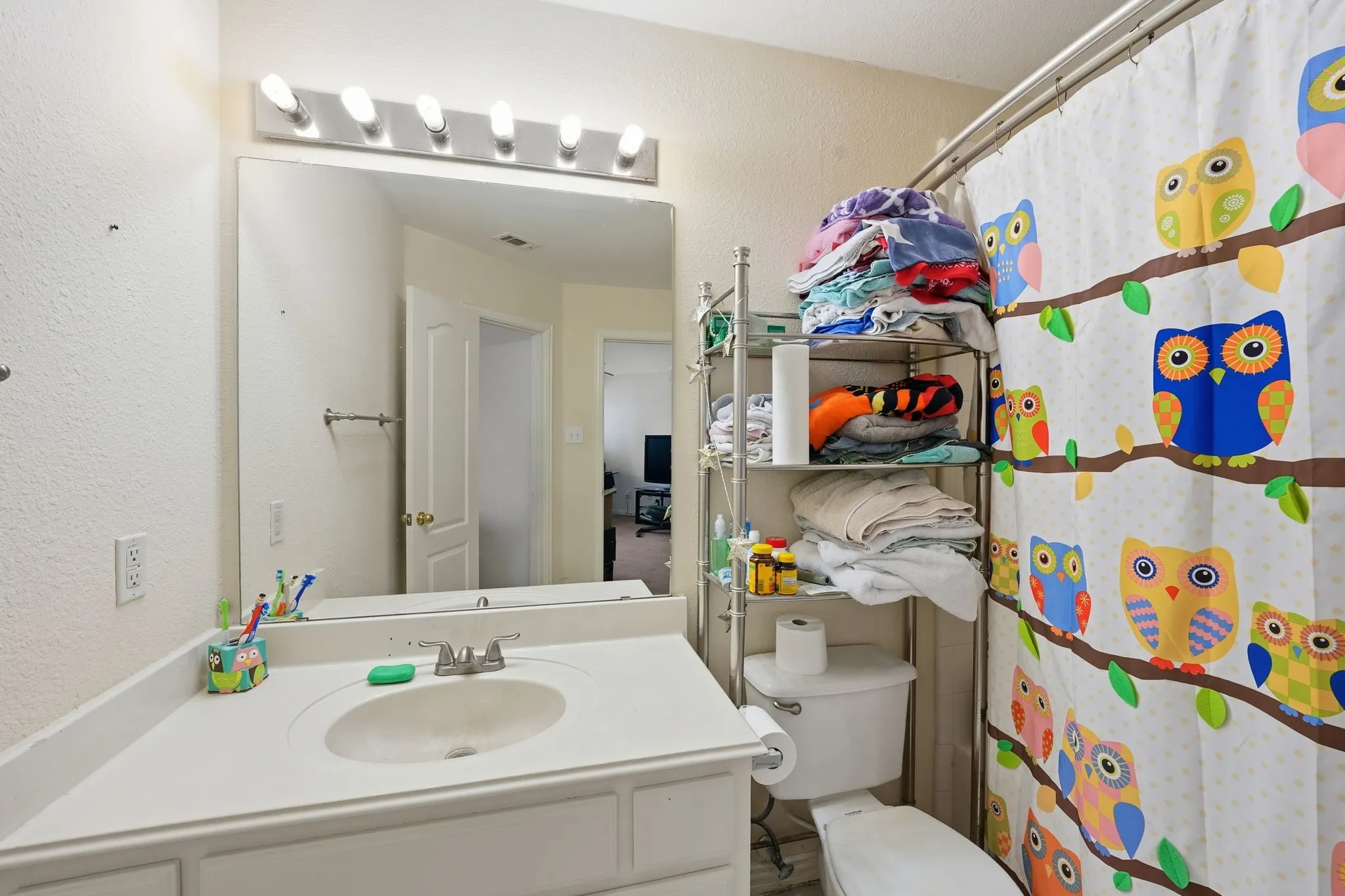 Single Family Residence For Sale in Tarrant County , 5010 Coventry Lane, Arlington, Texas 76017, 5 Bedrooms, 5 Bathrooms, 3 Garage spaces, 3,694 Sqft, built in 1999, Preowned, Price $473,900, mls#21092929, Real Estate Agent in Arlington, Homes For Sale in Tarrant county, Homes For Sale in Arlington, Realtor in Arlington Texas, Real Estate Brokerage Independent Realty Texas, Luminita Cordes Realtor