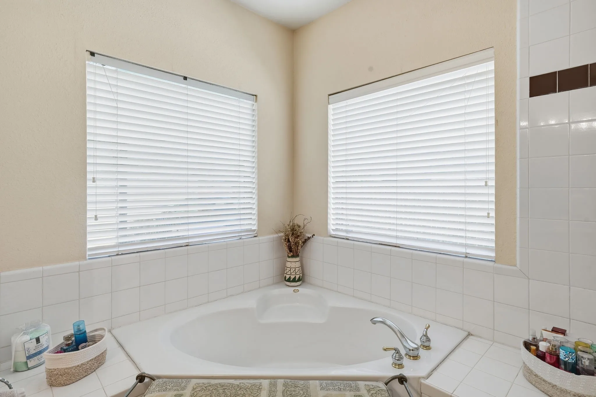 Single Family Residence For Sale in Tarrant County , 5010 Coventry Lane, Arlington, Texas 76017, 5 Bedrooms, 5 Bathrooms, 3 Garage spaces, 3,694 Sqft, built in 1999, Preowned, Price $473,900, mls#21092929, Real Estate Agent in Arlington, Homes For Sale in Tarrant county, Homes For Sale in Arlington, Realtor in Arlington Texas, Real Estate Brokerage Independent Realty Texas, Luminita Cordes Realtor