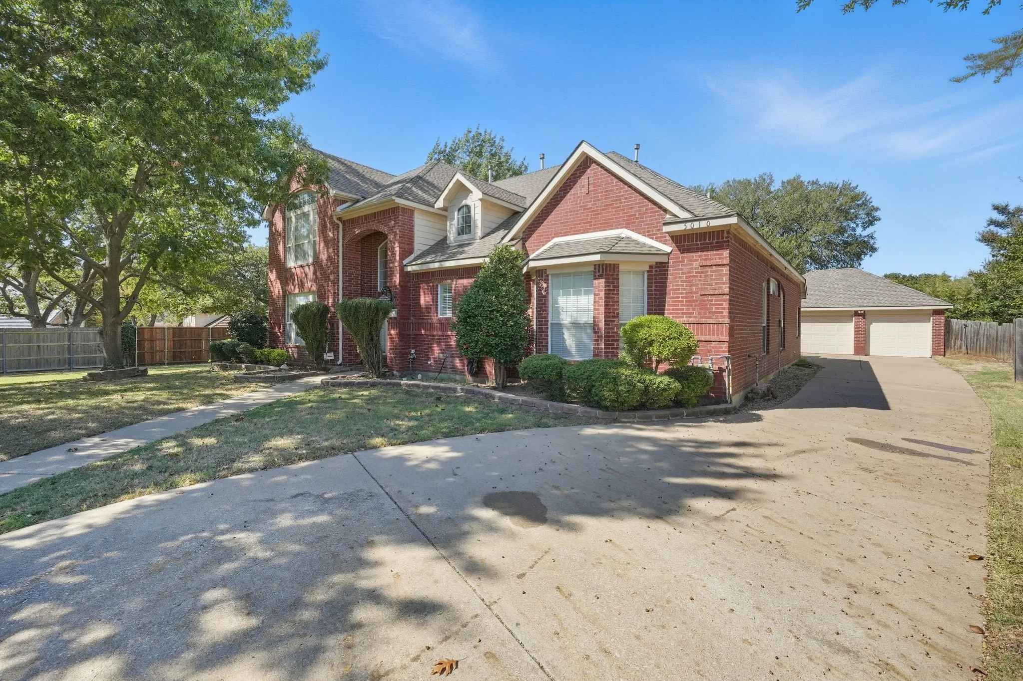 Single Family Residence For Sale in Tarrant County , 5010 Coventry Lane, Arlington, Texas 76017, 5 Bedrooms, 5 Bathrooms, 3 Garage spaces, 3,694 Sqft, built in 1999, Preowned, Price $473,900, mls#21092929, Real Estate Agent in Arlington, Homes For Sale in Tarrant county, Homes For Sale in Arlington, Realtor in Arlington Texas, Real Estate Brokerage Independent Realty Texas, Luminita Cordes Realtor