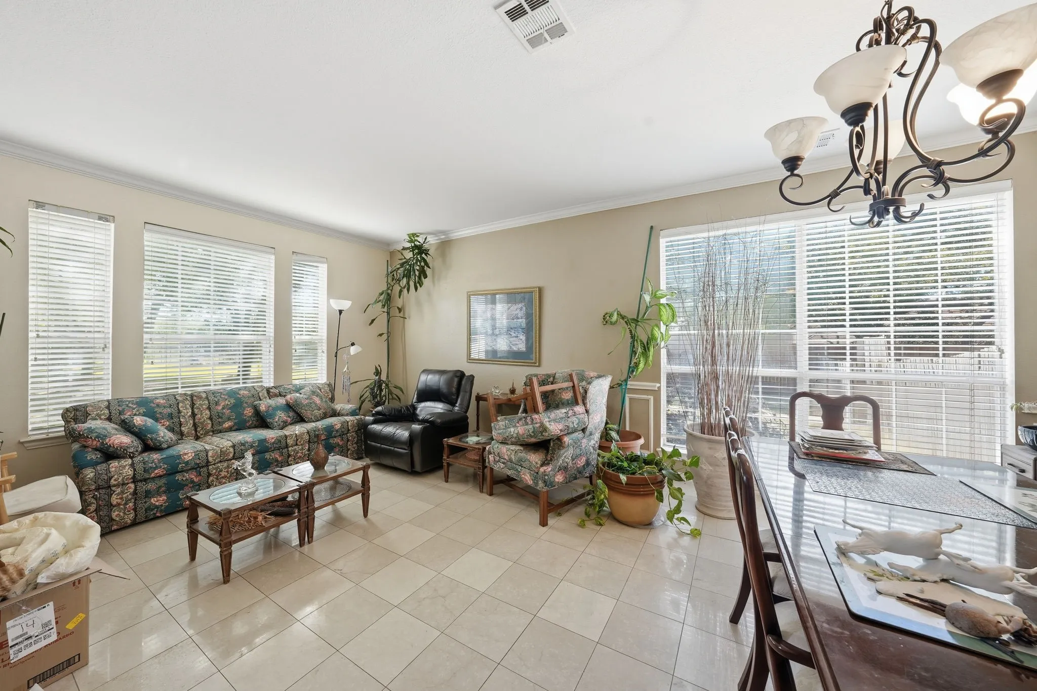 Single Family Residence For Sale in Tarrant County , 5010 Coventry Lane, Arlington, Texas 76017, 5 Bedrooms, 5 Bathrooms, 3 Garage spaces, 3,694 Sqft, built in 1999, Preowned, Price $473,900, mls#21092929, Real Estate Agent in Arlington, Homes For Sale in Tarrant county, Homes For Sale in Arlington, Realtor in Arlington Texas, Real Estate Brokerage Independent Realty Texas, Luminita Cordes Realtor