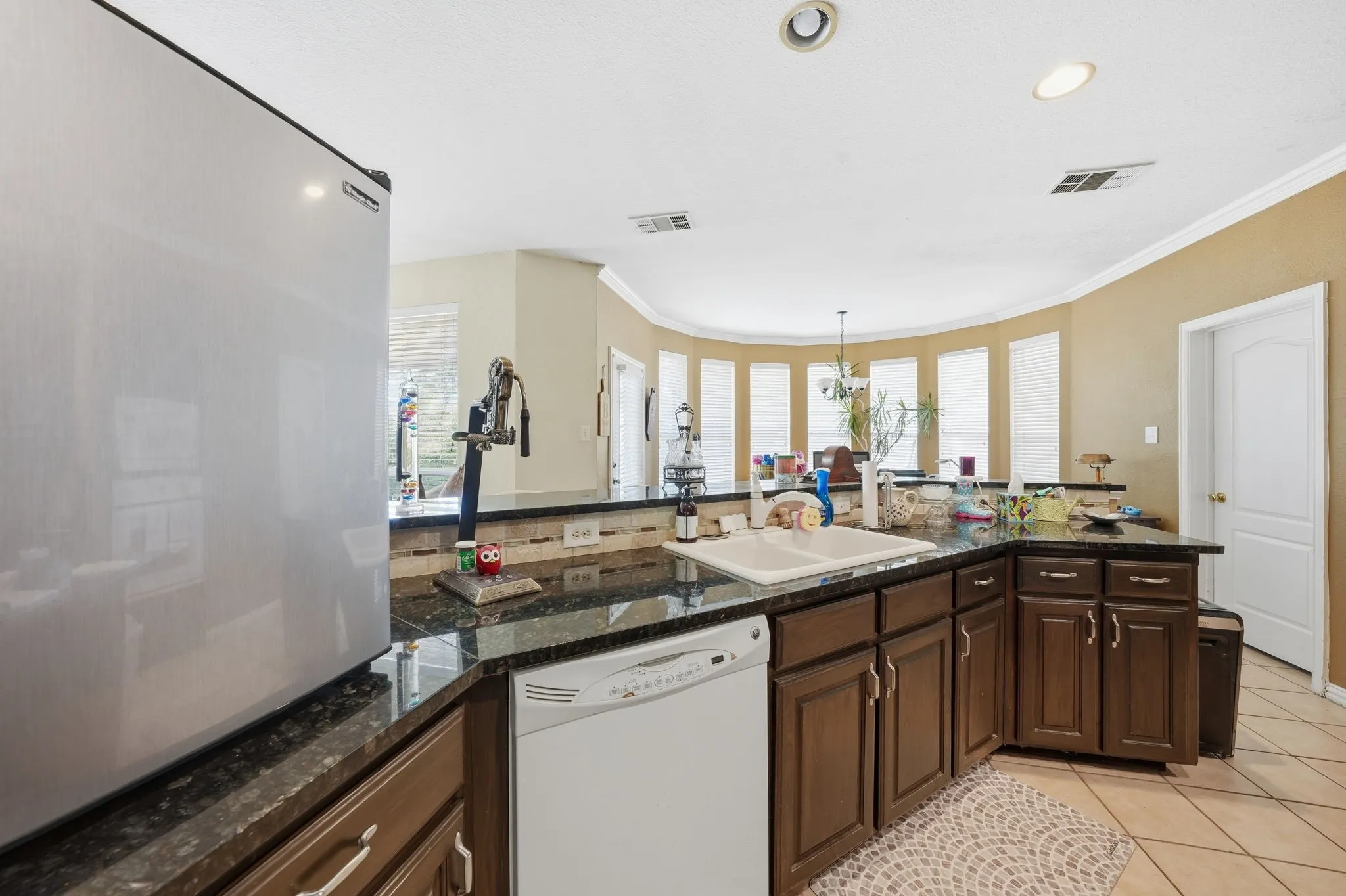 Single Family Residence For Sale in Tarrant County , 5010 Coventry Lane, Arlington, Texas 76017, 5 Bedrooms, 5 Bathrooms, 3 Garage spaces, 3,694 Sqft, built in 1999, Preowned, Price $473,900, mls#21092929, Real Estate Agent in Arlington, Homes For Sale in Tarrant county, Homes For Sale in Arlington, Realtor in Arlington Texas, Real Estate Brokerage Independent Realty Texas, Luminita Cordes Realtor