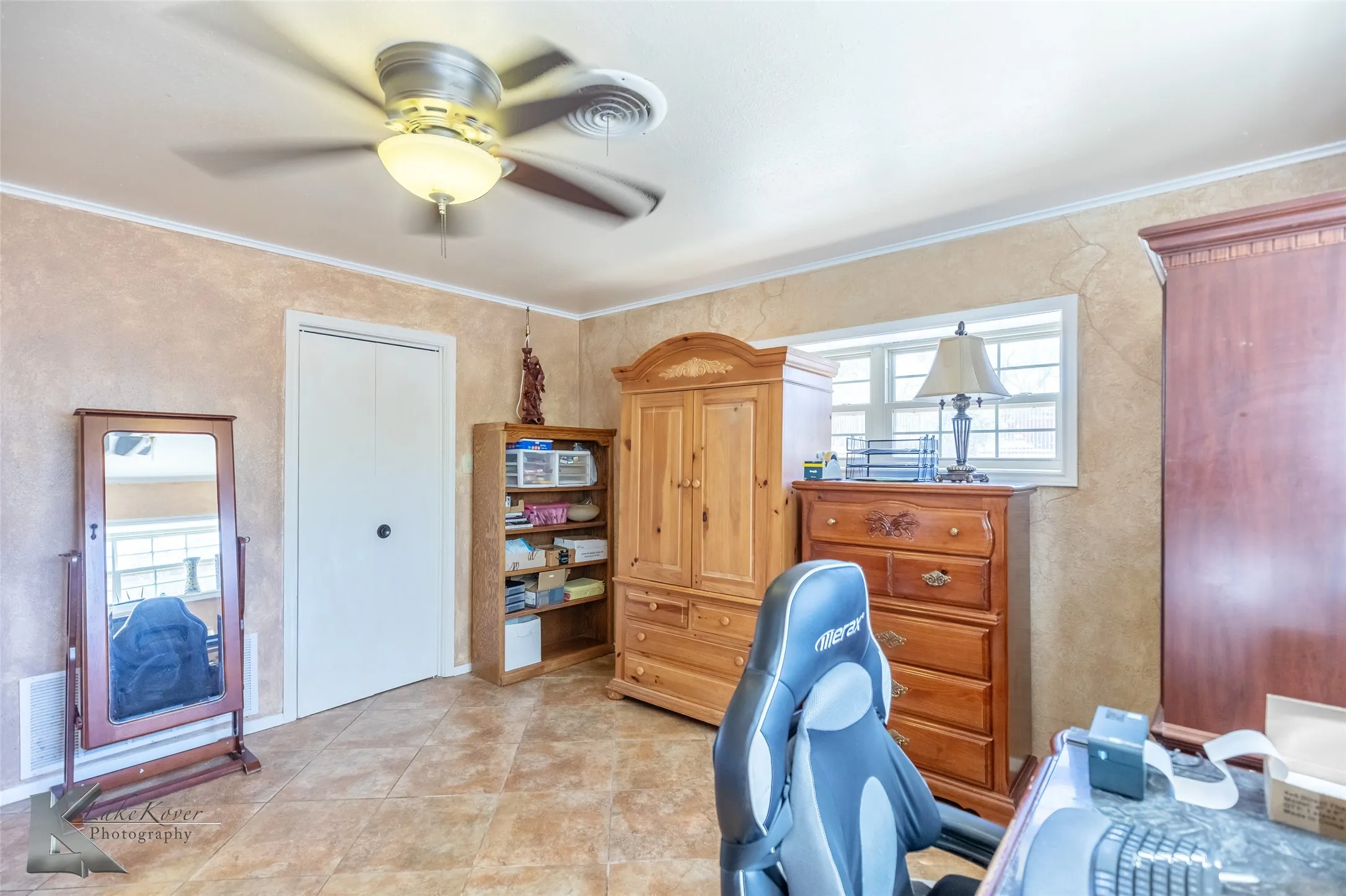 Home office featuring crown molding and ceiling fan