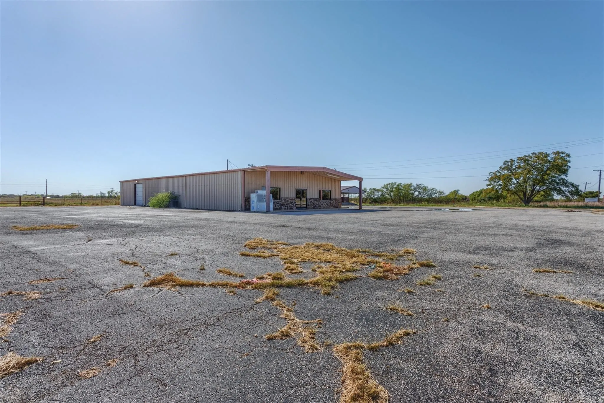 Industrial For Rent in Grayson County , 20110 W Hwy 56, Sherman, Texas 75092, 0, 0, Garage spaces, 0 Sqft, built in 2000, Preowned, Price $4,500, mls#21094771, Real Estate Agent in Sherman, Homes For Rent in Grayson county, Homes For Rent in Sherman, Realtor in Sherman Texas, Real Estate Brokerage Independent Realty Texas, Luminita Cordes Realtor