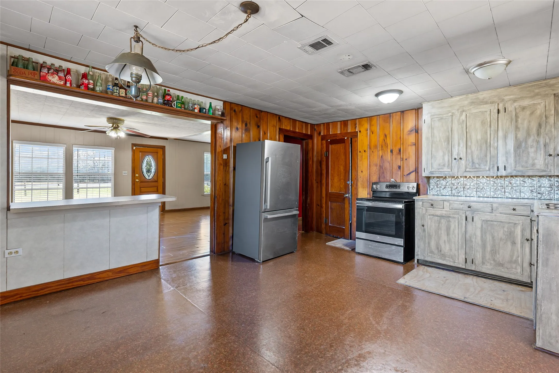 Single Family Residence For Sale in Fannin County , 962 Hwy 50, Ladonia, Texas 75449, 2 Bedroom, 2 Bathroom, 2 Garage spaces, 1,460 Sqft, built in 1949, mls#21093565, Real Estate Agent in Ladonia, Homes For Sale in Fannin county, Homes For Sale in Ladonia, Realtor in Ladonia Texas, Real Estate Brokerage Independent Realty Texas, Luminita Cordes Realtor