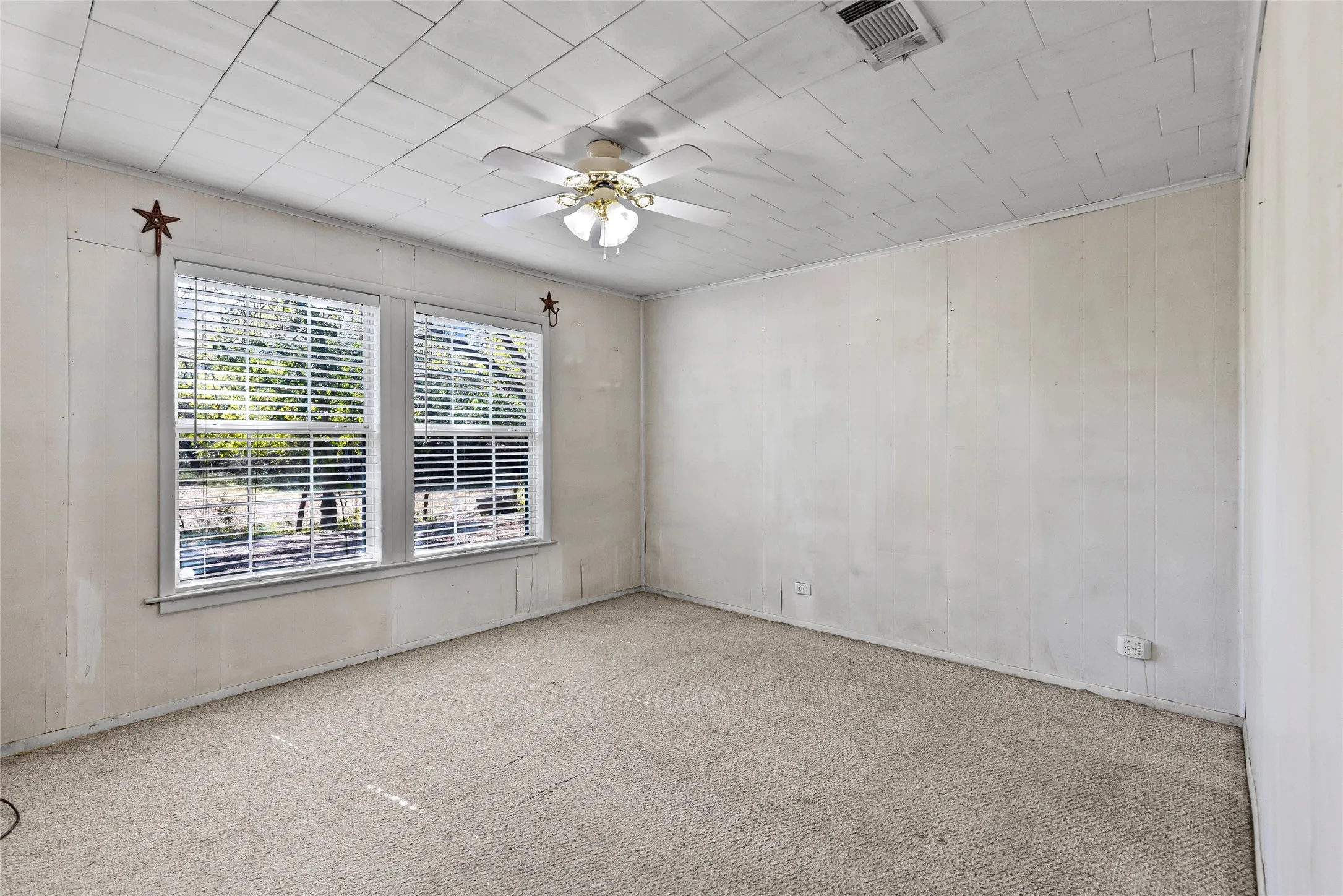 Single Family Residence For Sale in Fannin County , 962 Hwy 50, Ladonia, Texas 75449, 2 Bedroom, 2 Bathroom, 2 Garage spaces, 1,460 Sqft, built in 1949, mls#21093565, Real Estate Agent in Ladonia, Homes For Sale in Fannin county, Homes For Sale in Ladonia, Realtor in Ladonia Texas, Real Estate Brokerage Independent Realty Texas, Luminita Cordes Realtor