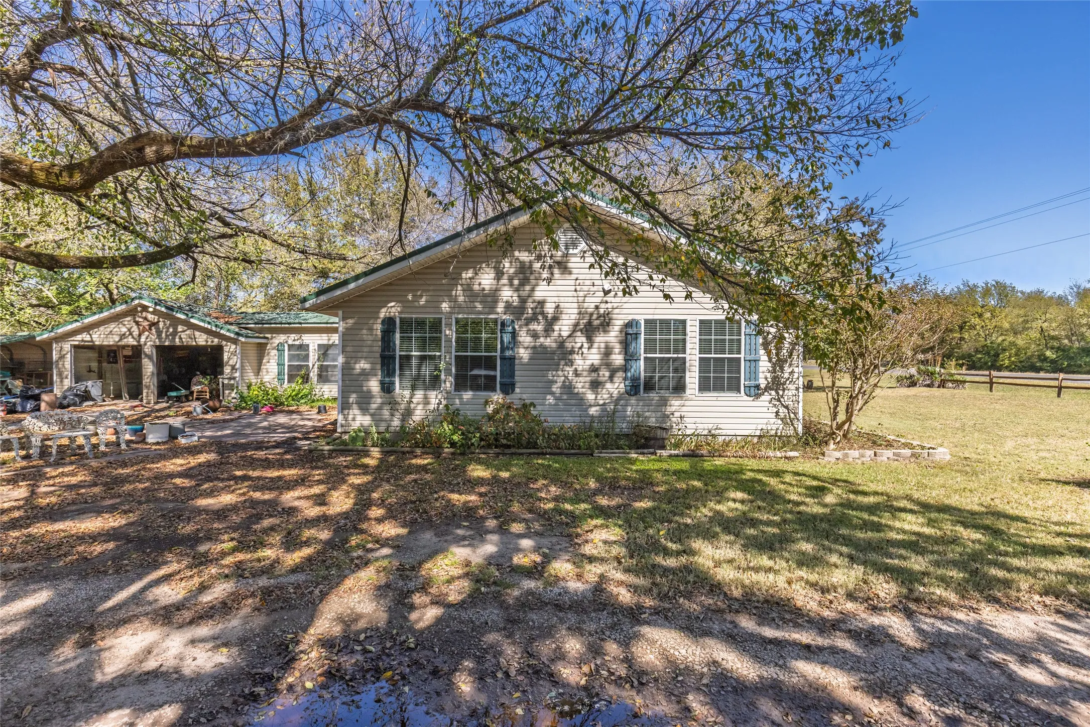 Single Family Residence For Sale in Fannin County , 962 Hwy 50, Ladonia, Texas 75449, 2 Bedroom, 2 Bathroom, 2 Garage spaces, 1,460 Sqft, built in 1949, mls#21093565, Real Estate Agent in Ladonia, Homes For Sale in Fannin county, Homes For Sale in Ladonia, Realtor in Ladonia Texas, Real Estate Brokerage Independent Realty Texas, Luminita Cordes Realtor
