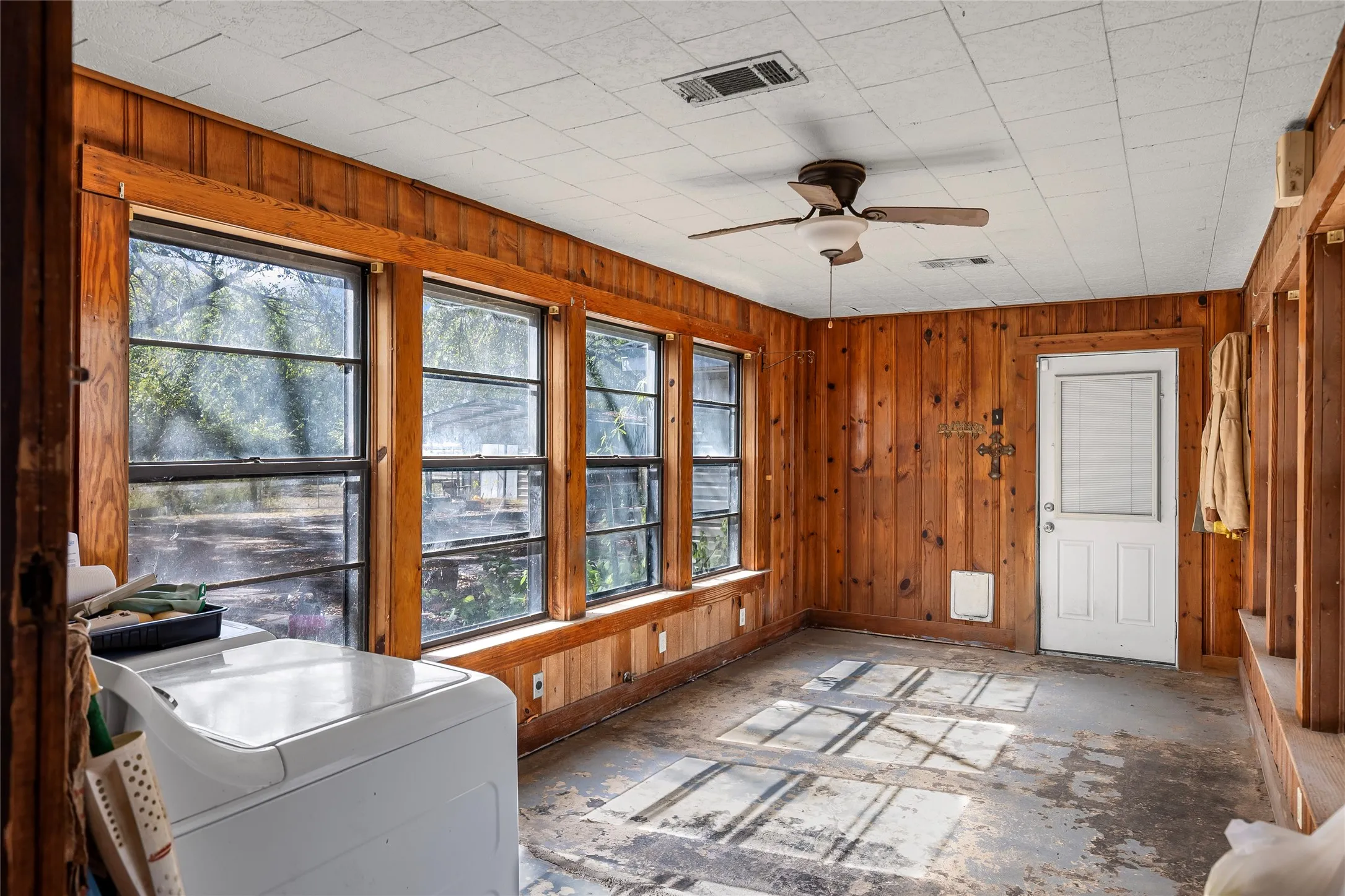 Single Family Residence For Sale in Fannin County , 962 Hwy 50, Ladonia, Texas 75449, 2 Bedroom, 2 Bathroom, 2 Garage spaces, 1,460 Sqft, built in 1949, mls#21093565, Real Estate Agent in Ladonia, Homes For Sale in Fannin county, Homes For Sale in Ladonia, Realtor in Ladonia Texas, Real Estate Brokerage Independent Realty Texas, Luminita Cordes Realtor