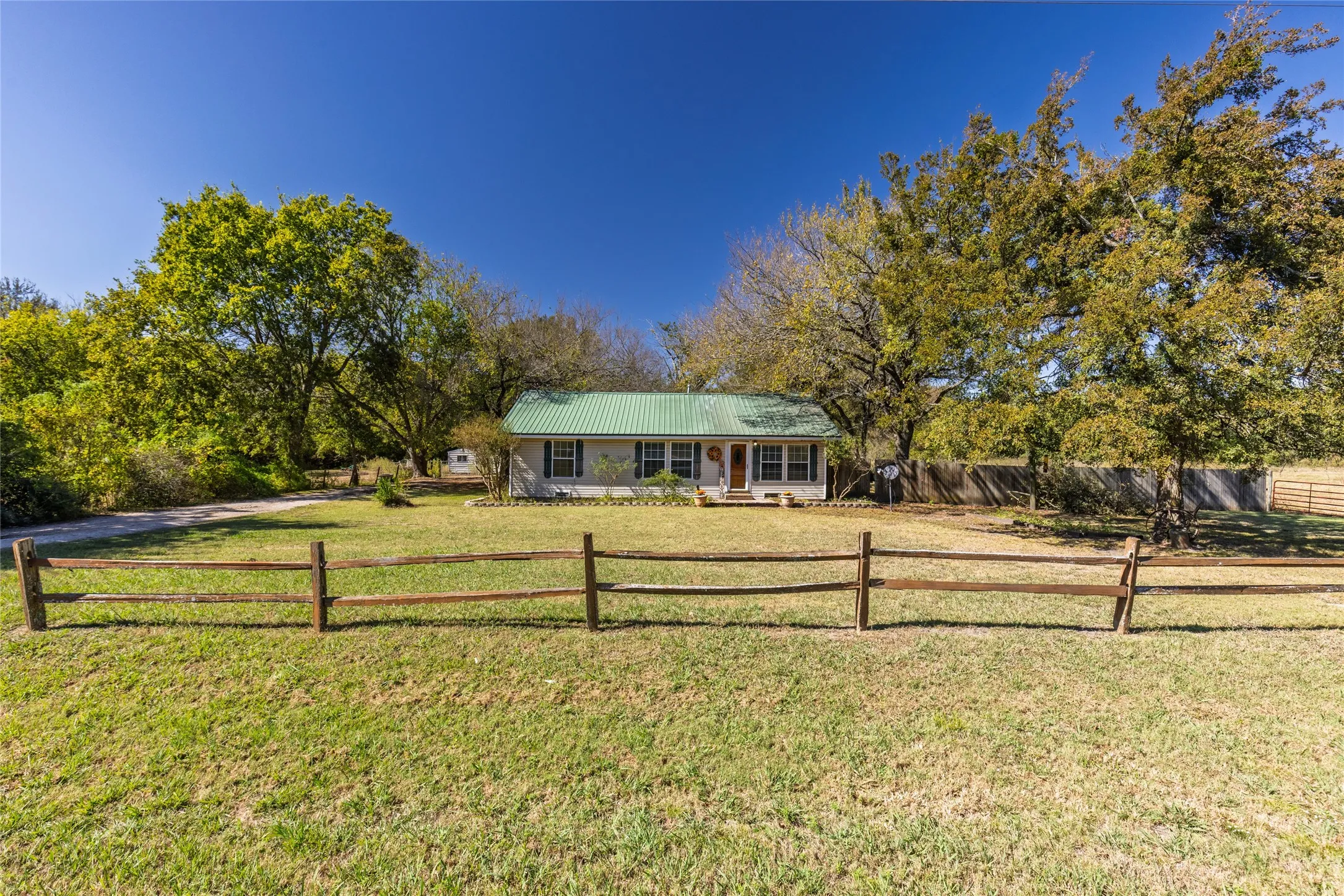 Single Family Residence For Sale in Fannin County , 962 Hwy 50, Ladonia, Texas 75449, 2 Bedroom, 2 Bathroom, 2 Garage spaces, 1,460 Sqft, built in 1949, mls#21093565, Real Estate Agent in Ladonia, Homes For Sale in Fannin county, Homes For Sale in Ladonia, Realtor in Ladonia Texas, Real Estate Brokerage Independent Realty Texas, Luminita Cordes Realtor