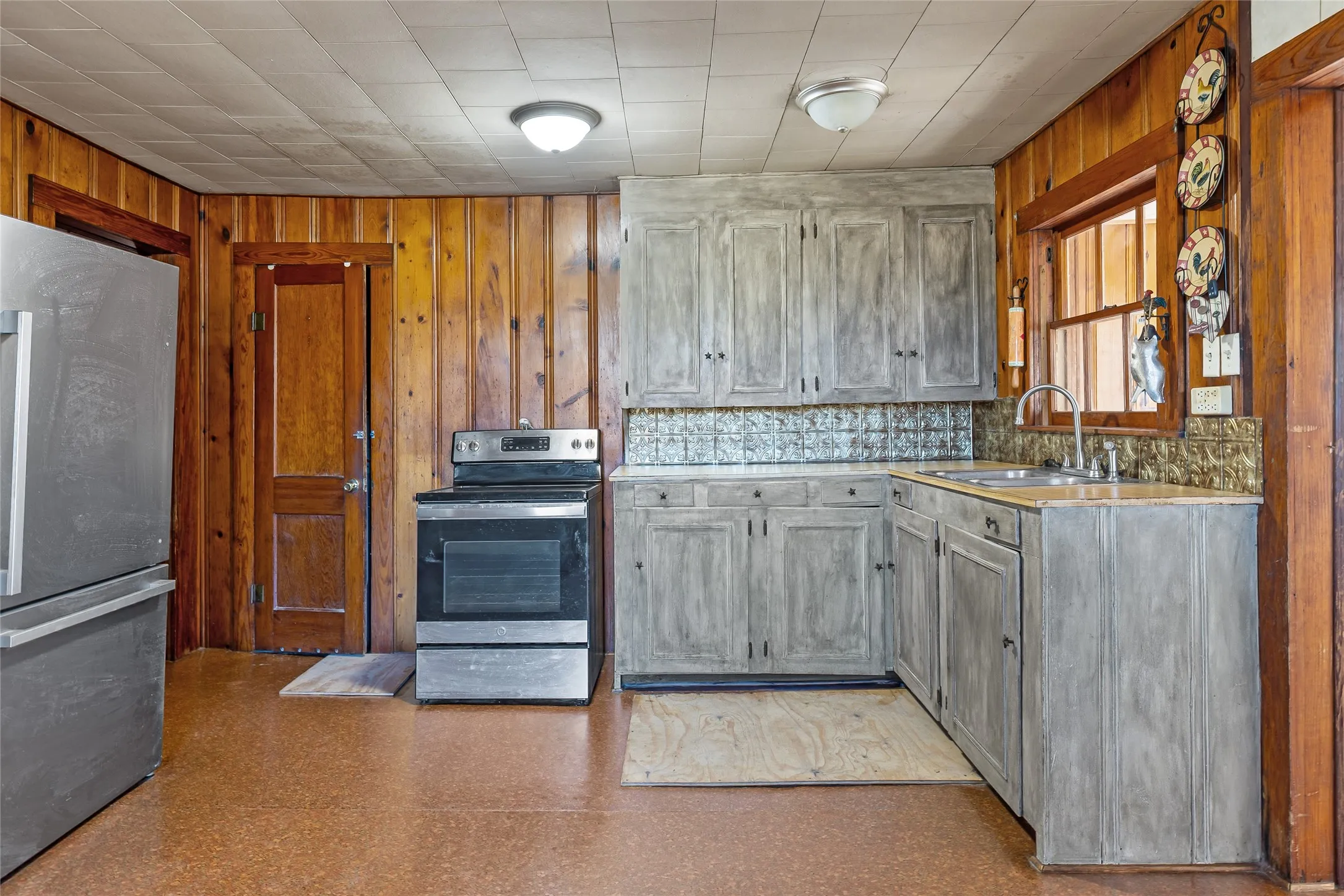 Single Family Residence For Sale in Fannin County , 962 Hwy 50, Ladonia, Texas 75449, 2 Bedroom, 2 Bathroom, 2 Garage spaces, 1,460 Sqft, built in 1949, mls#21093565, Real Estate Agent in Ladonia, Homes For Sale in Fannin county, Homes For Sale in Ladonia, Realtor in Ladonia Texas, Real Estate Brokerage Independent Realty Texas, Luminita Cordes Realtor