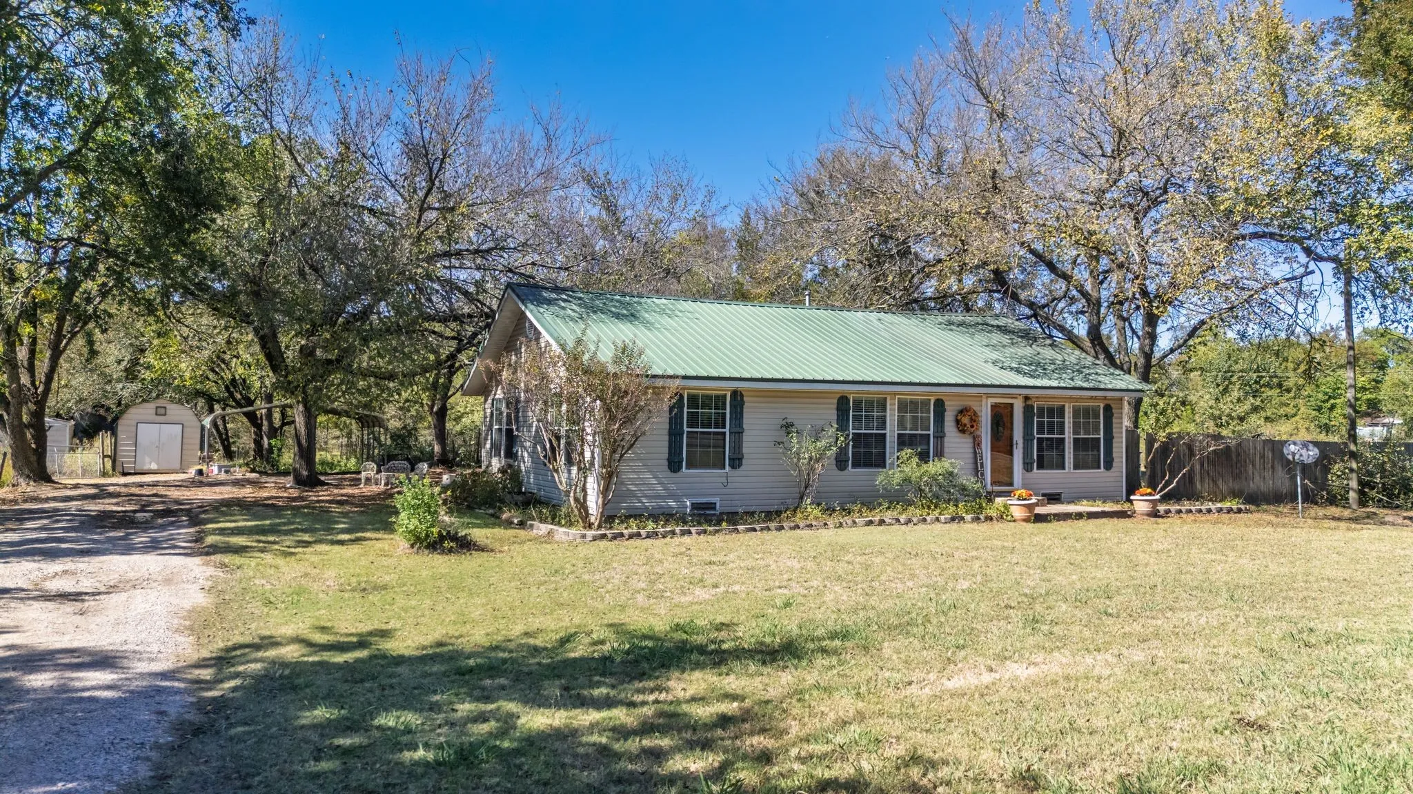 Single Family Residence For Sale in Fannin County , 962 Hwy 50, Ladonia, Texas 75449, 2 Bedroom, 2 Bathroom, 2 Garage spaces, 1,460 Sqft, built in 1949, mls#21093565, Real Estate Agent in Ladonia, Homes For Sale in Fannin county, Homes For Sale in Ladonia, Realtor in Ladonia Texas, Real Estate Brokerage Independent Realty Texas, Luminita Cordes Realtor