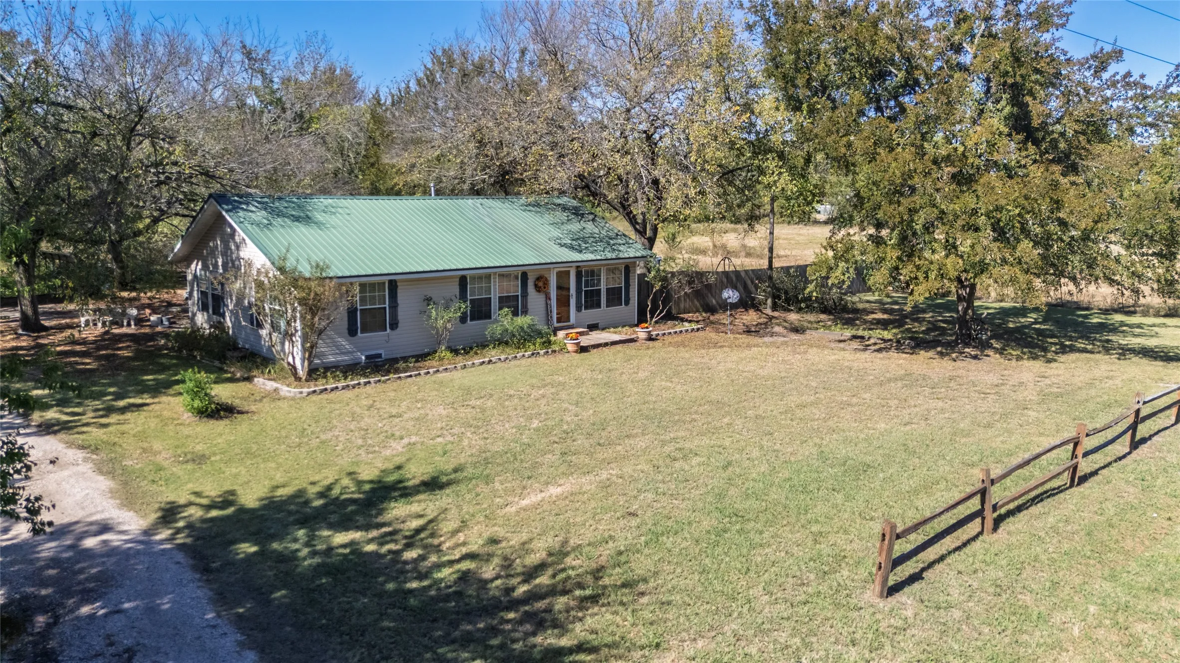 Single Family Residence For Sale in Fannin County , 962 Hwy 50, Ladonia, Texas 75449, 2 Bedroom, 2 Bathroom, 2 Garage spaces, 1,460 Sqft, built in 1949, mls#21093565, Real Estate Agent in Ladonia, Homes For Sale in Fannin county, Homes For Sale in Ladonia, Realtor in Ladonia Texas, Real Estate Brokerage Independent Realty Texas, Luminita Cordes Realtor