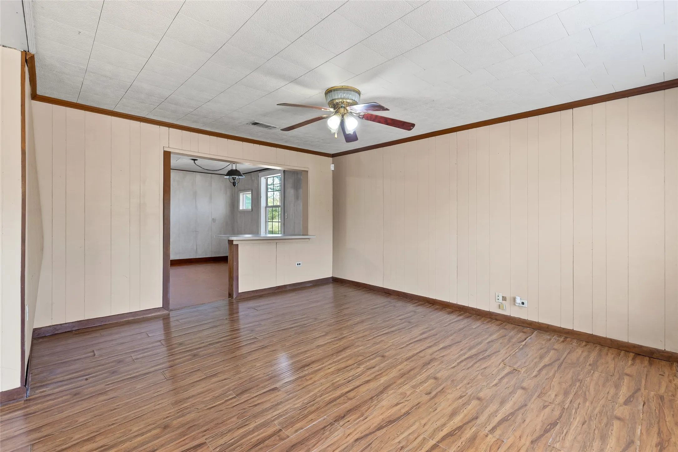 Single Family Residence For Sale in Fannin County , 962 Hwy 50, Ladonia, Texas 75449, 2 Bedroom, 2 Bathroom, 2 Garage spaces, 1,460 Sqft, built in 1949, mls#21093565, Real Estate Agent in Ladonia, Homes For Sale in Fannin county, Homes For Sale in Ladonia, Realtor in Ladonia Texas, Real Estate Brokerage Independent Realty Texas, Luminita Cordes Realtor
