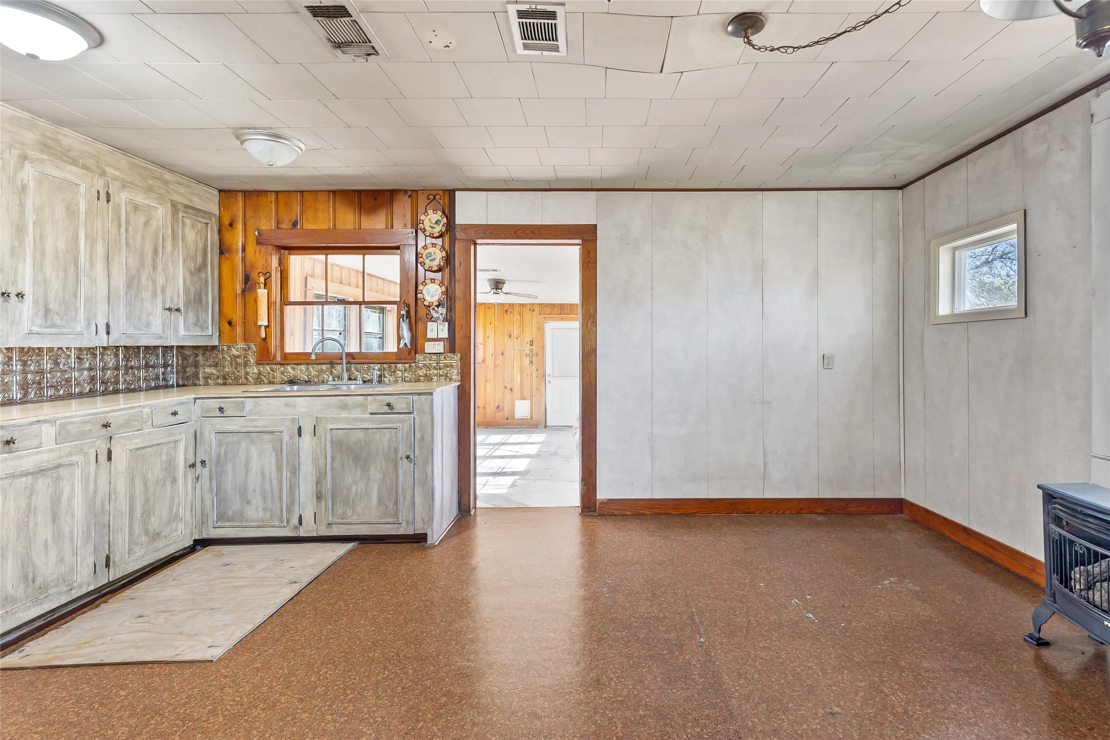 Single Family Residence For Sale in Fannin County , 962 Hwy 50, Ladonia, Texas 75449, 2 Bedroom, 2 Bathroom, 2 Garage spaces, 1,460 Sqft, built in 1949, mls#21093565, Real Estate Agent in Ladonia, Homes For Sale in Fannin county, Homes For Sale in Ladonia, Realtor in Ladonia Texas, Real Estate Brokerage Independent Realty Texas, Luminita Cordes Realtor