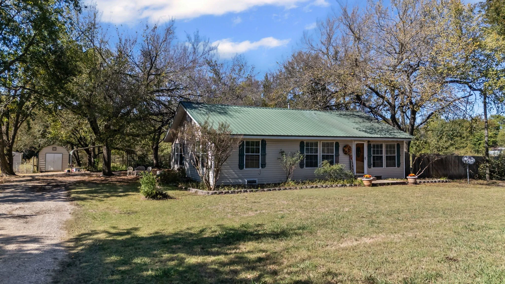 Single Family Residence For Sale in Fannin County , 962 Hwy 50, Ladonia, Texas 75449, 2 Bedroom, 2 Bathroom, 2 Garage spaces, 1,460 Sqft, built in 1949, mls#21093565, Real Estate Agent in Ladonia, Homes For Sale in Fannin county, Homes For Sale in Ladonia, Realtor in Ladonia Texas, Real Estate Brokerage Independent Realty Texas, Luminita Cordes Realtor