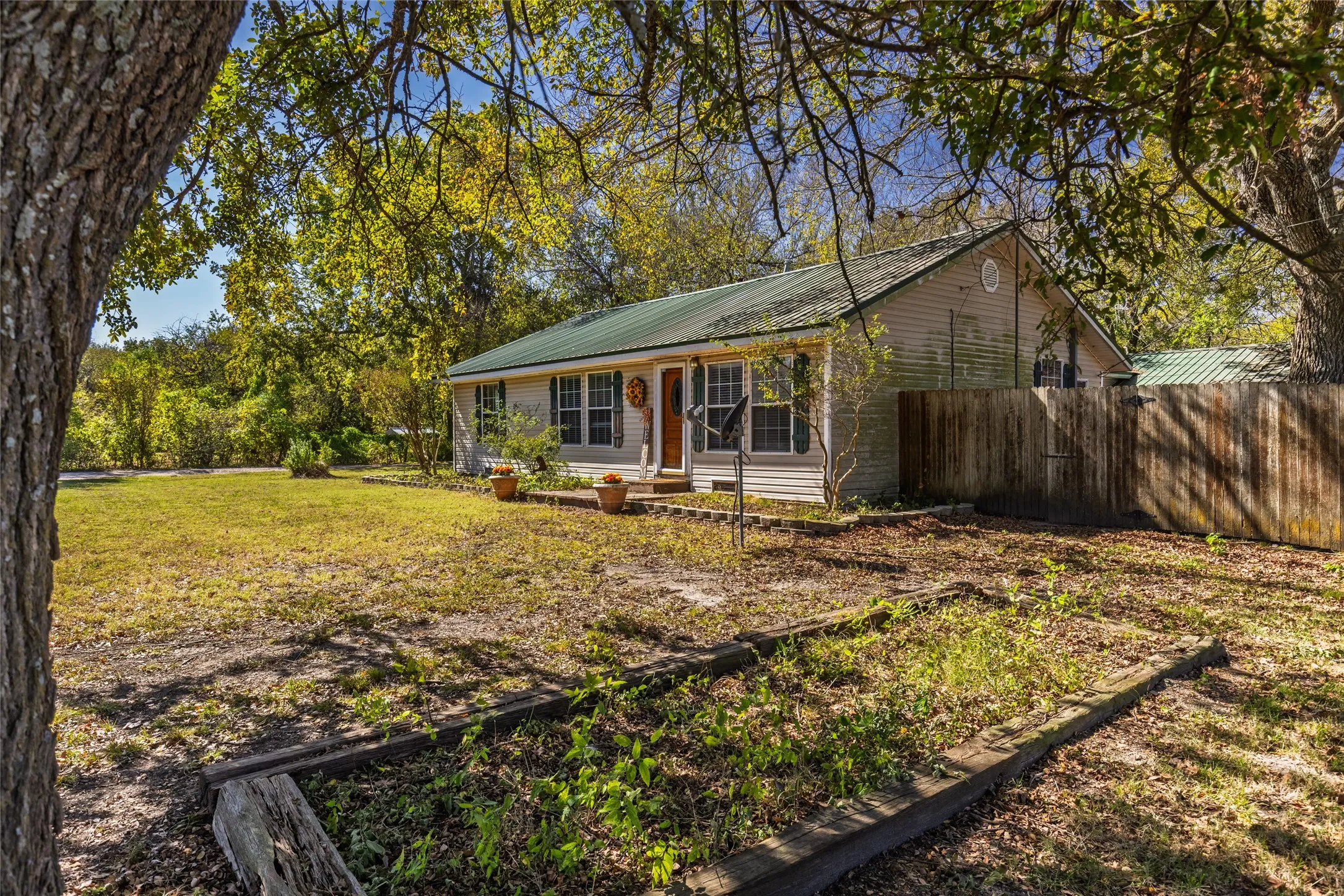 Single Family Residence For Sale in Fannin County , 962 Hwy 50, Ladonia, Texas 75449, 2 Bedroom, 2 Bathroom, 2 Garage spaces, 1,460 Sqft, built in 1949, mls#21093565, Real Estate Agent in Ladonia, Homes For Sale in Fannin county, Homes For Sale in Ladonia, Realtor in Ladonia Texas, Real Estate Brokerage Independent Realty Texas, Luminita Cordes Realtor