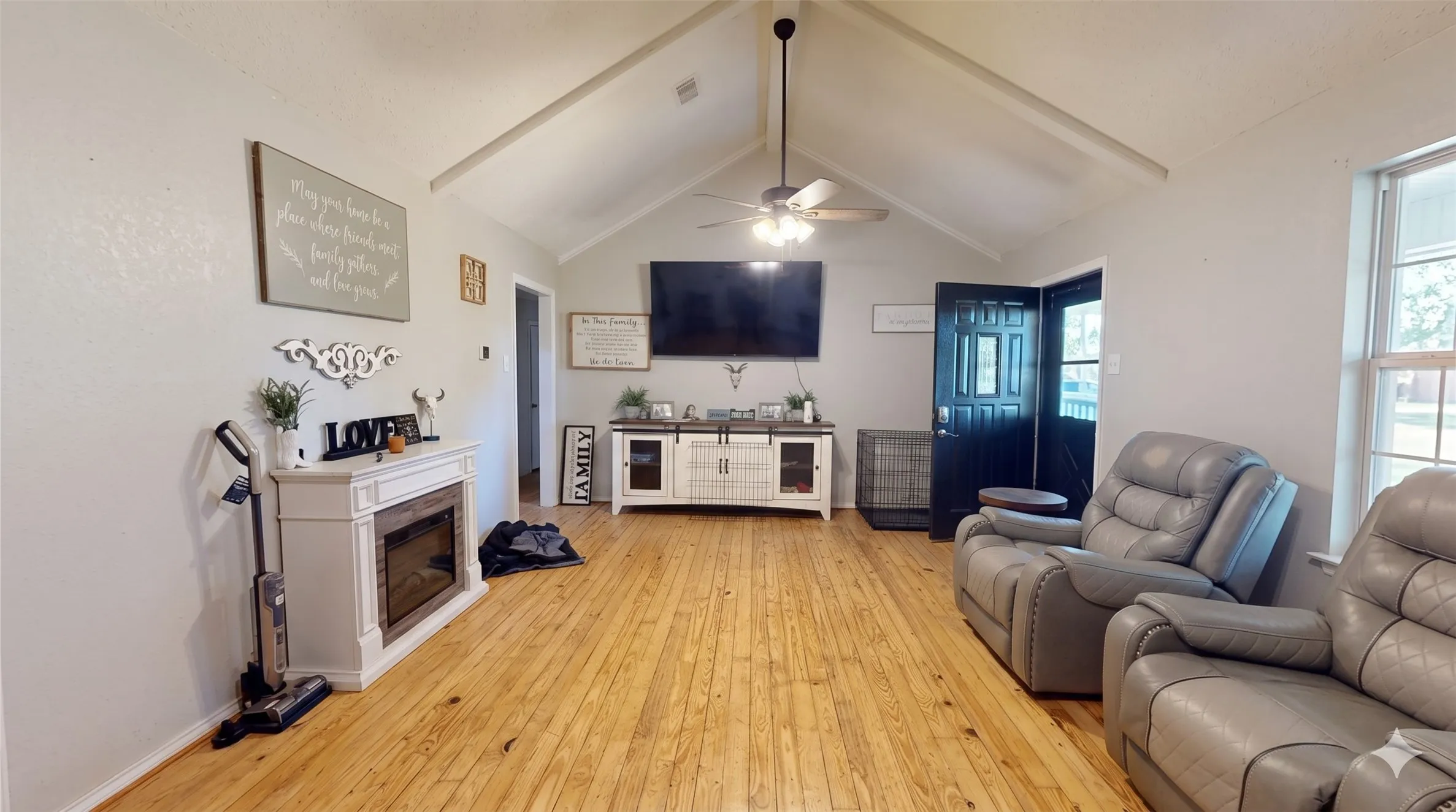 Single Family Residence For Sale in Henderson County , 32894 County Road 2142, Kemp, Texas 75143, 4 Bedroom, 4 Bathroom, Garage spaces, 2,636 Sqft, built in 1988, Preowned, mls#21093576, Real Estate Agent in Kemp, Homes For Sale in Henderson county, Homes For Sale in Kemp, Realtor in Kemp Texas, Real Estate Brokerage Independent Realty Texas, Luminita Cordes Realtor