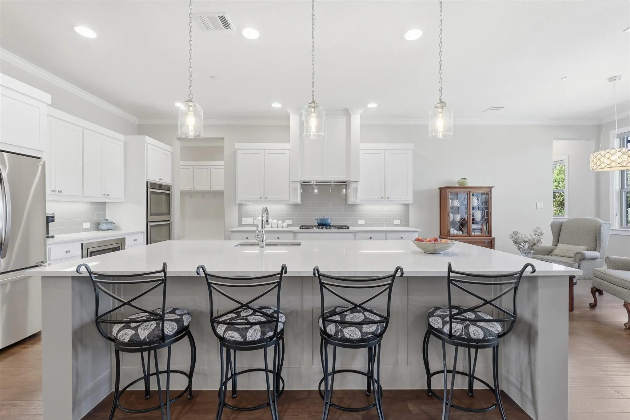 Wow!  This kitchen is a chef's dream!!