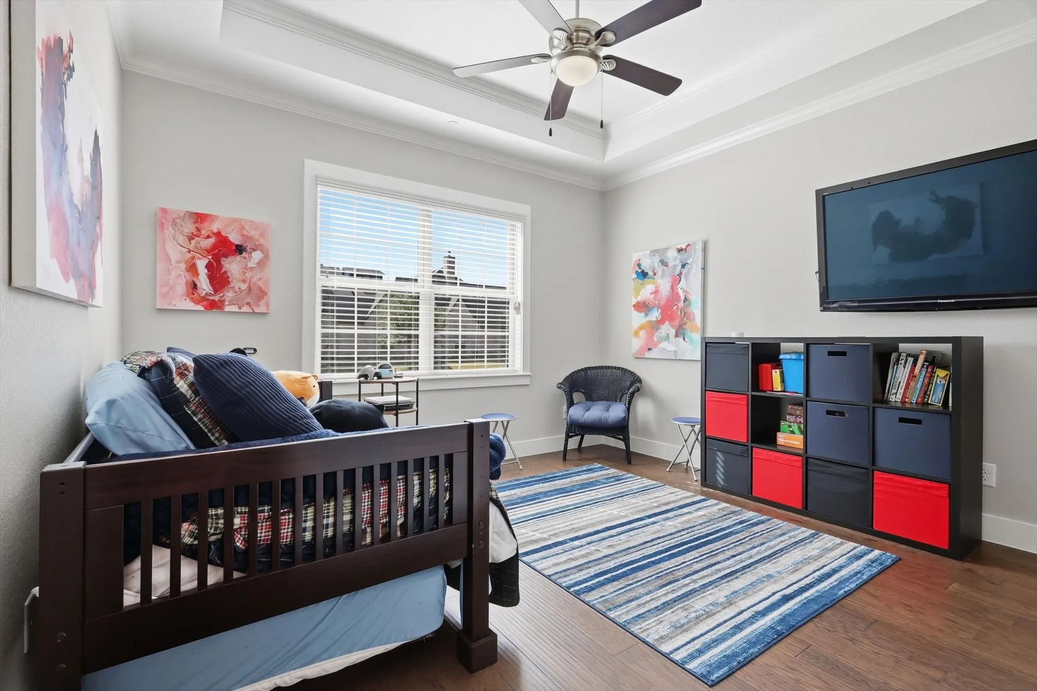 What a great room for kids!  Plenty of room for study and play.