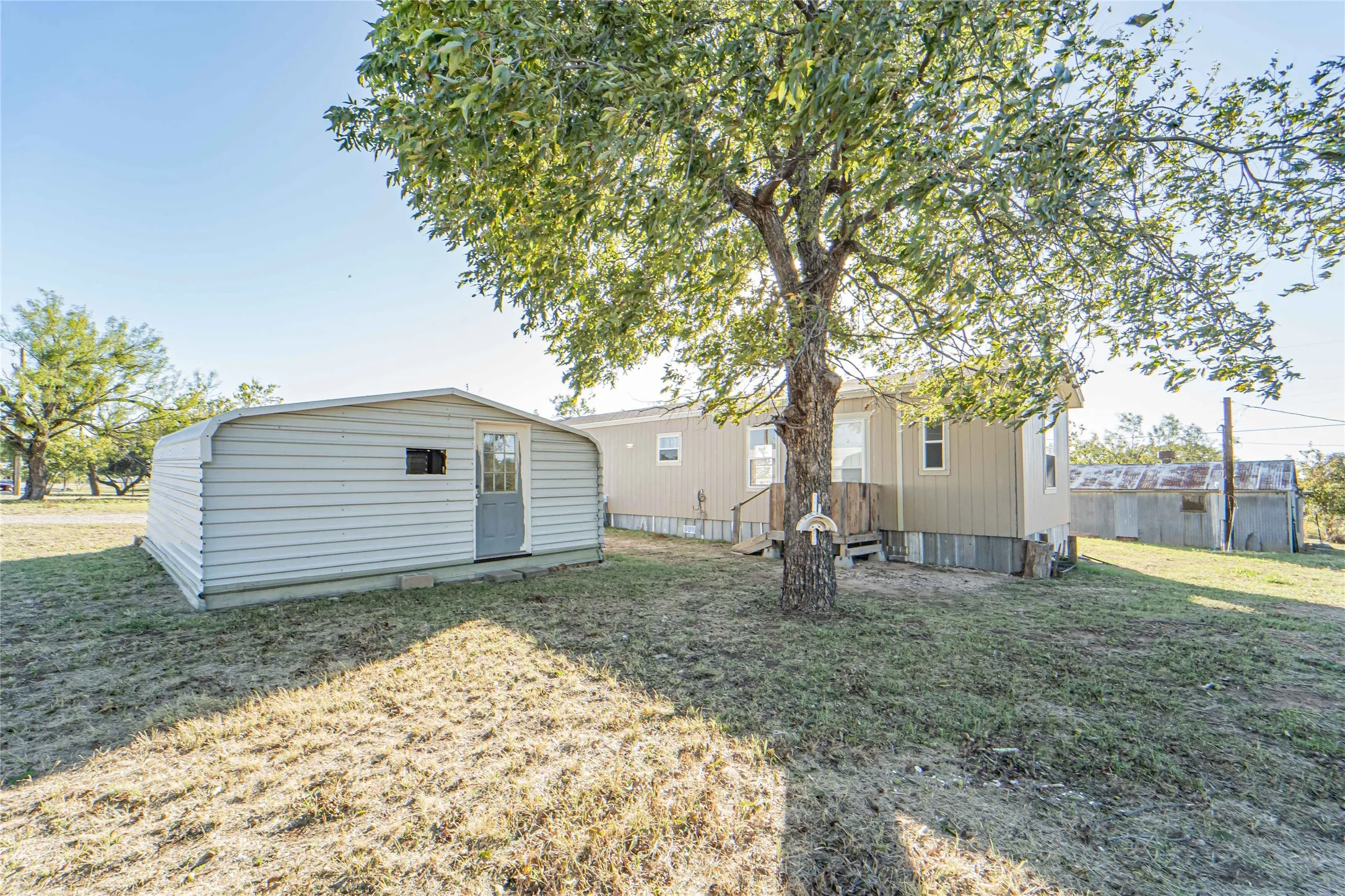 Mobile Home For Sale in Stephens County , 605 S Butte Street, Breckenridge, Texas 76424, 2 Bedroom, 2 Bathroom, Garage spaces, 896 Sqft, built in 2015, Preowned, mls#21072206, Real Estate Agent in Breckenridge, Homes For Sale in Stephens county, Homes For Sale in Breckenridge, Realtor in Breckenridge Texas, Real Estate Brokerage Independent Realty Texas, Luminita Cordes Realtor